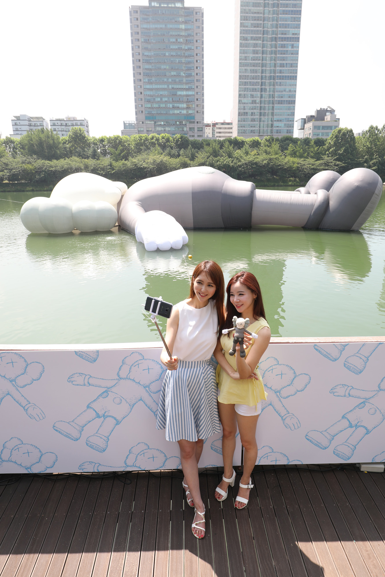 석촌호수조형물;카우스