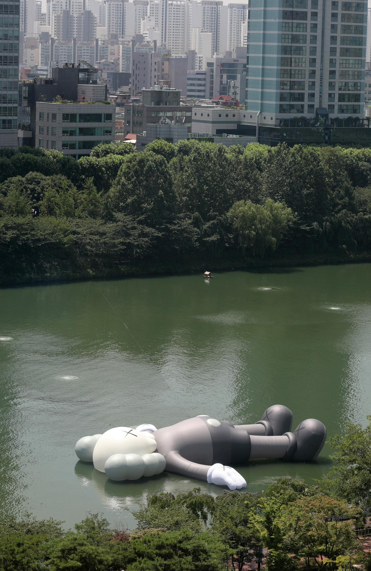 석촌호수;조형물;카우스