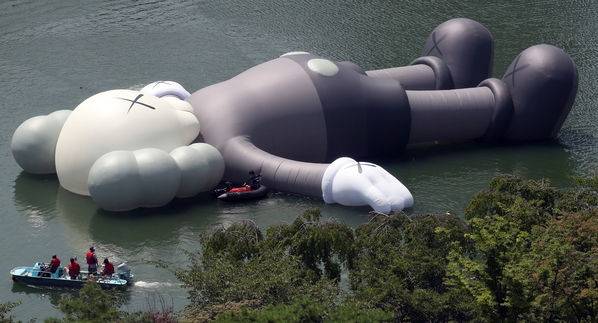 석촌호수;카우스;조형물