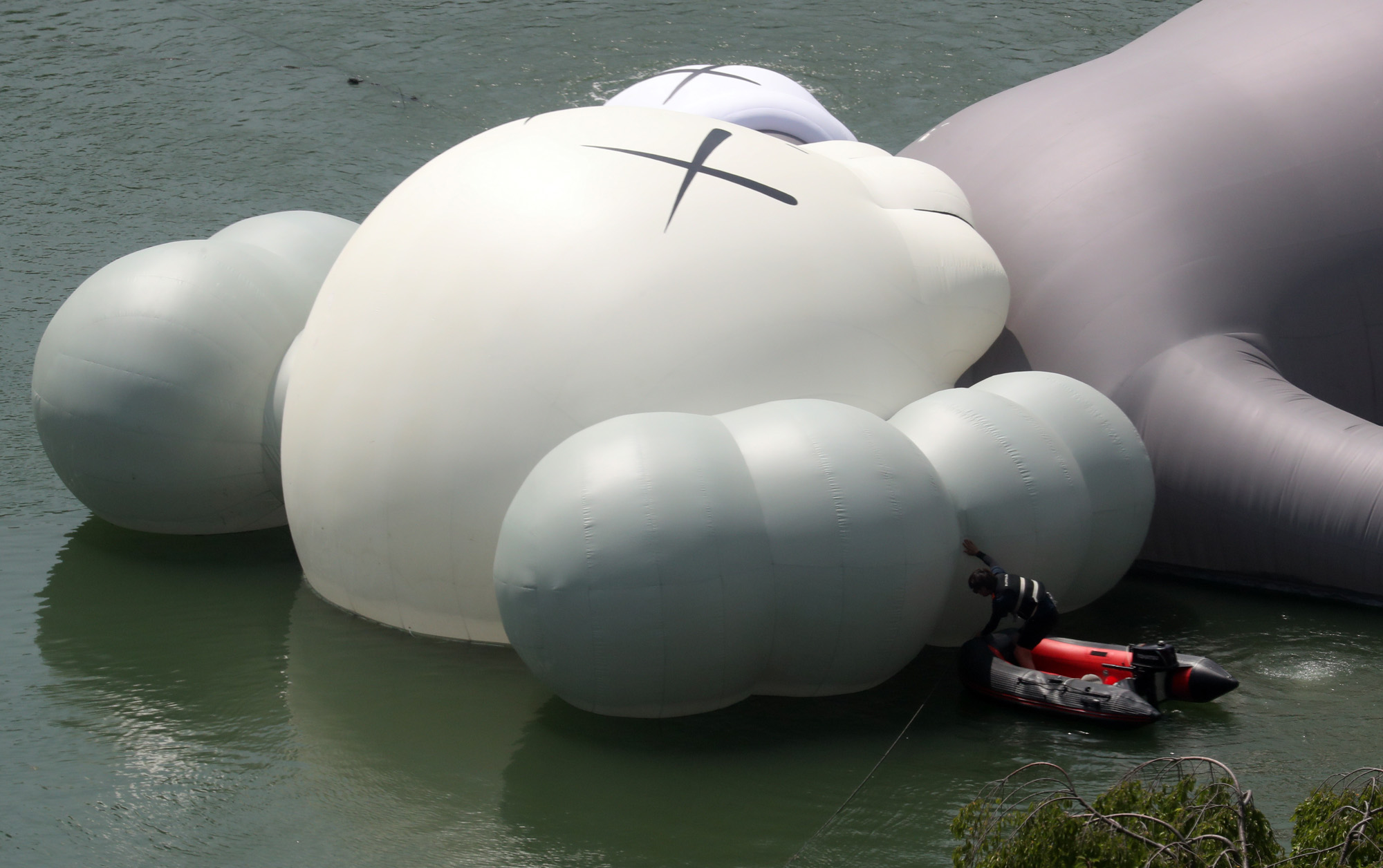 석촌호수;카우스;조형물