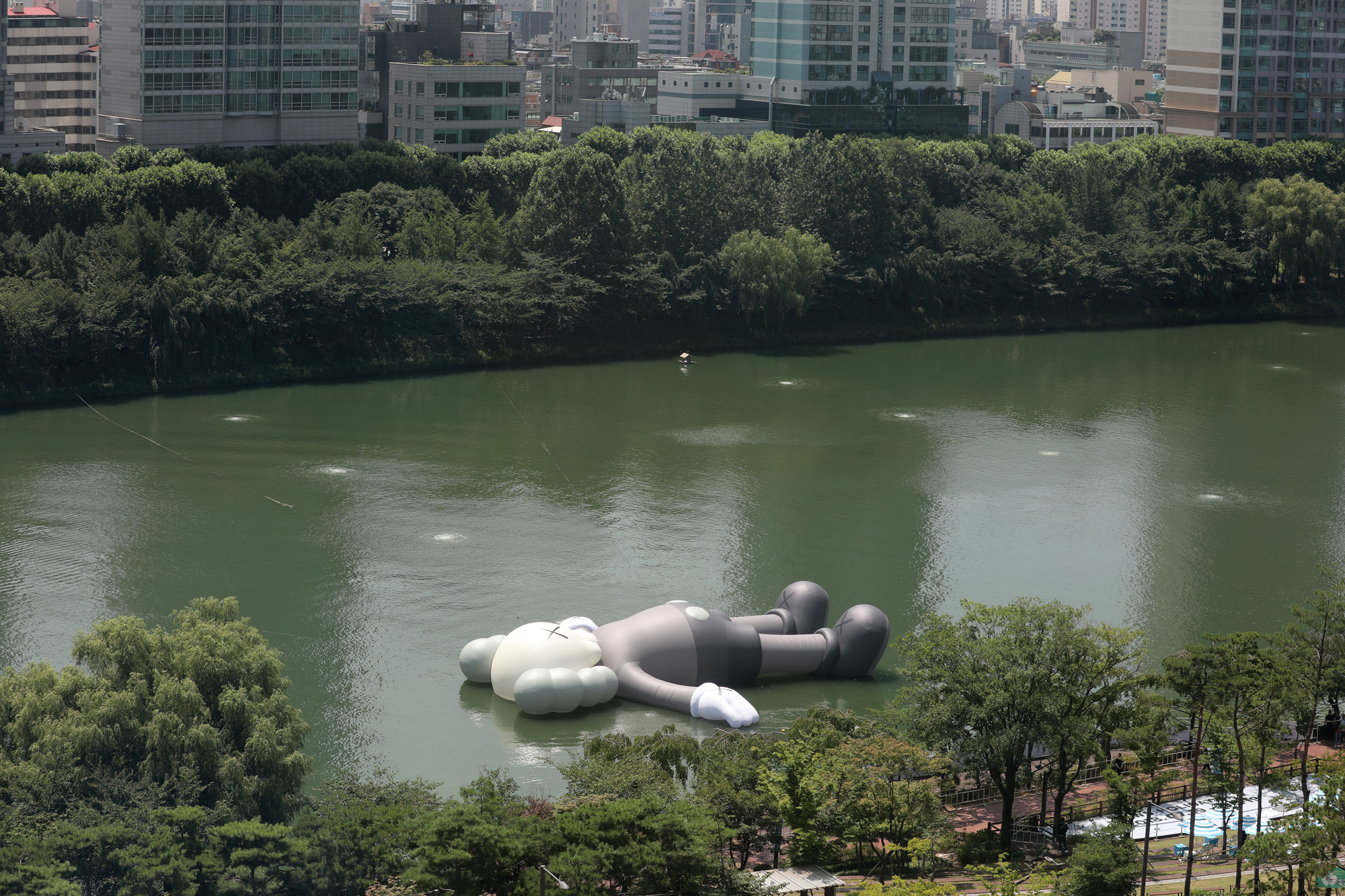 석촌호수;조형물;카우스