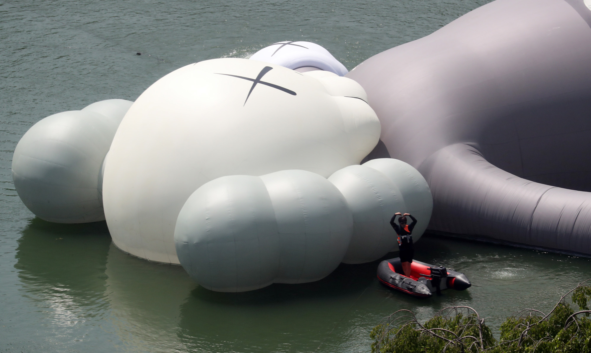 석촌호수;카우스;조형물