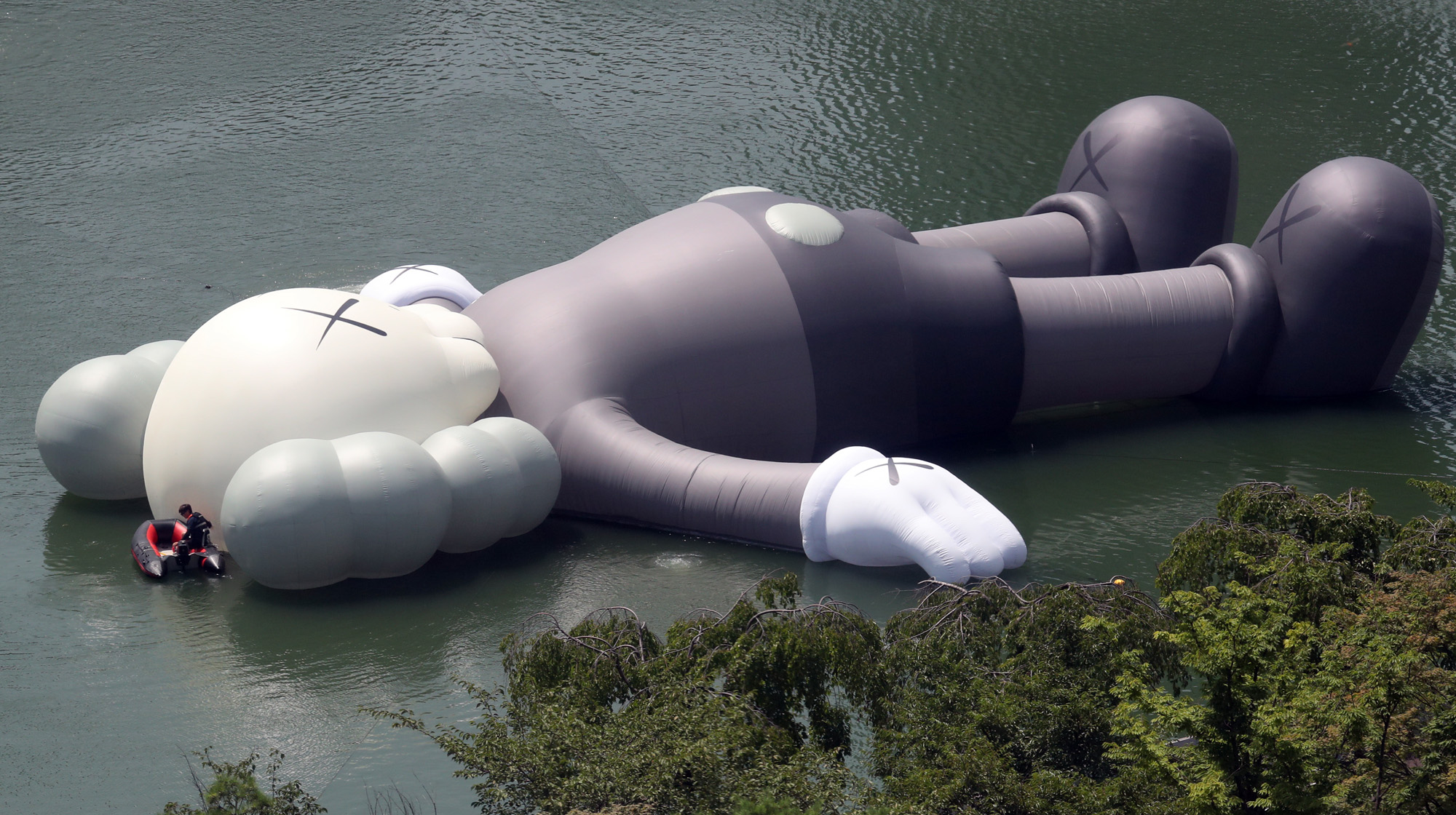 석촌호수;카우스;조형물