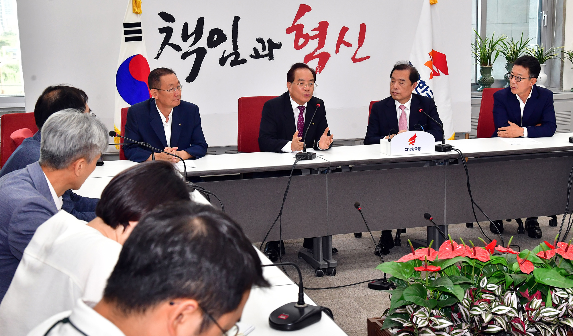 정치국회;김병준;자유한국당비대위원장;한국교총;하윤수회장