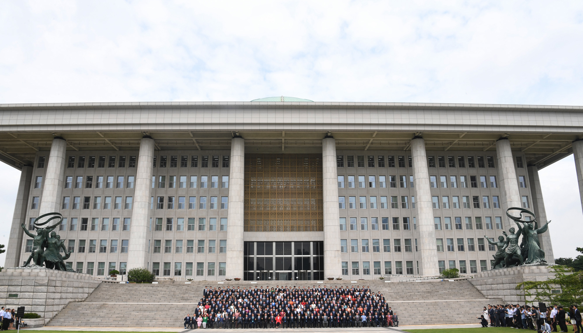 정치국회;국회의원단체사진;국회개원70주년