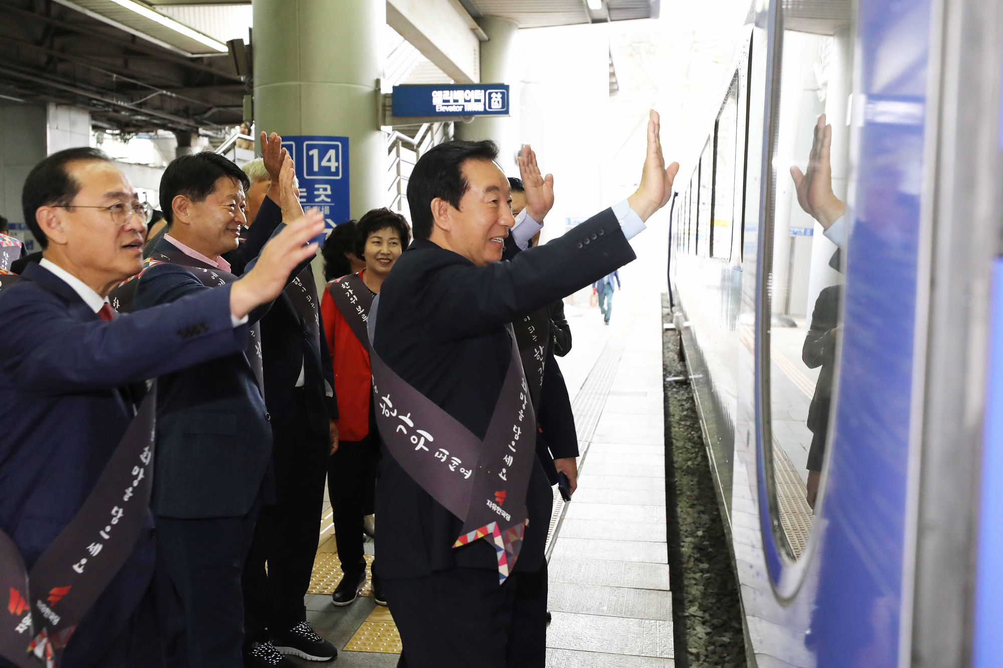 정치;행사;추석;명절;명절인사;추석귀성인사;서울역;정당;국회;자유한국당