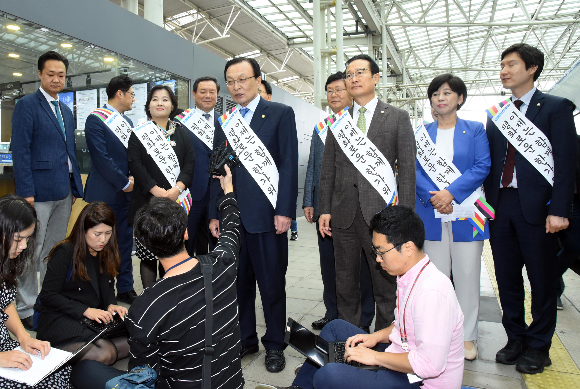 정치;행사;추석;명절;명절인사;추석귀성인사;서울역;정당;국회;더불어민주당