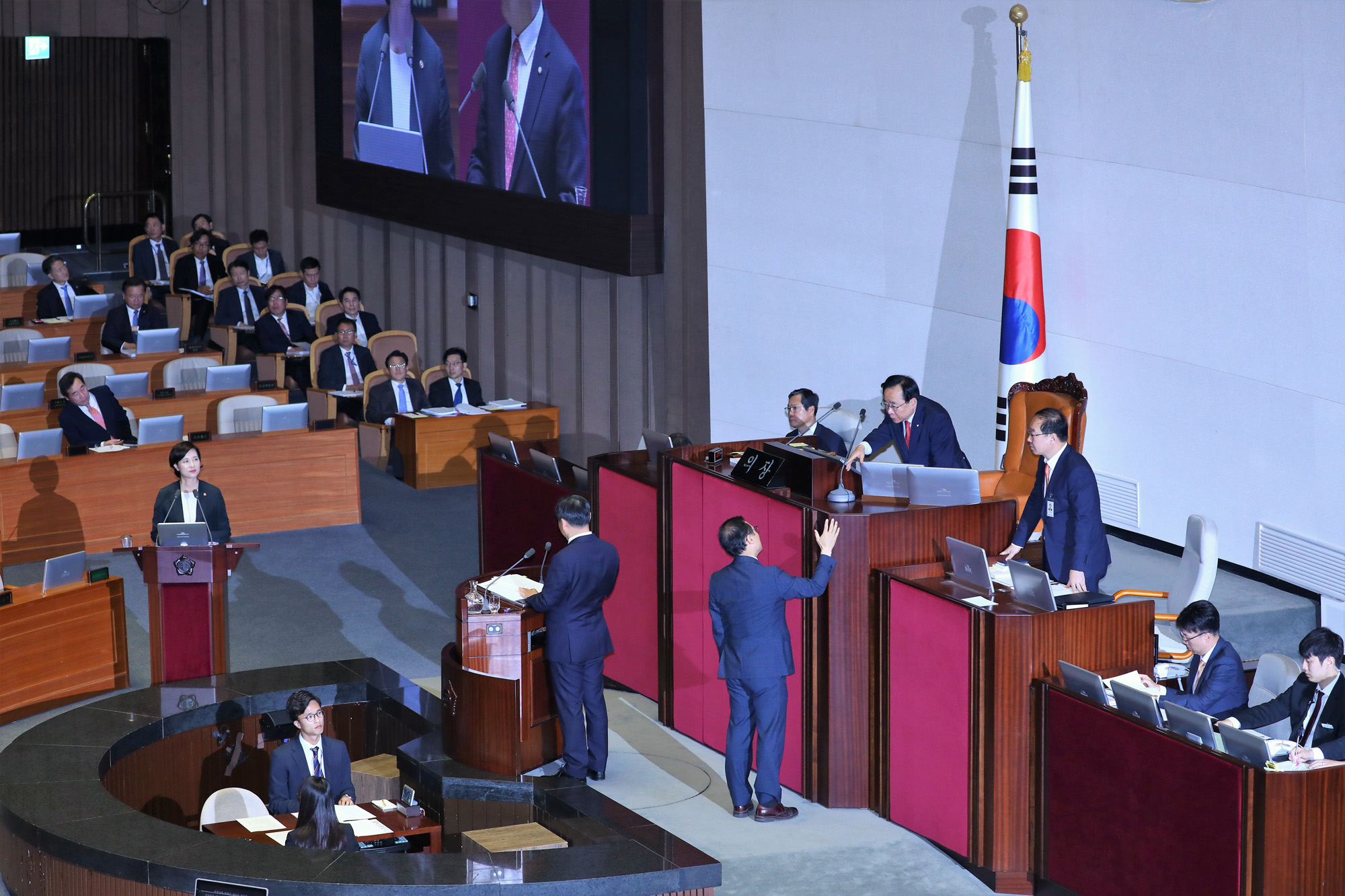 정치사회;대정부질문;홍영표원내대표