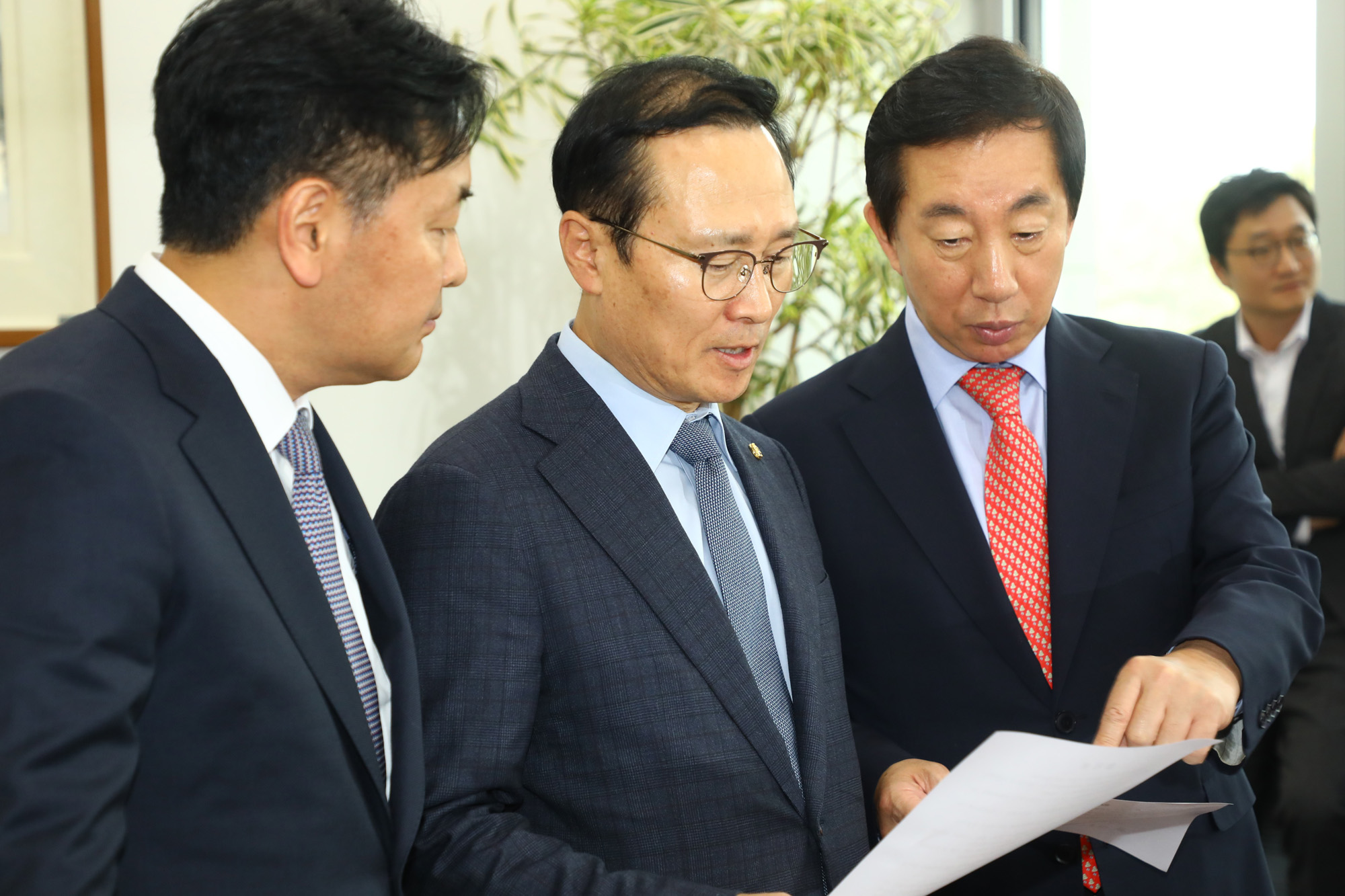 정치국회;홍영표;김성태;김관영;원내대표;비상설특별위원회