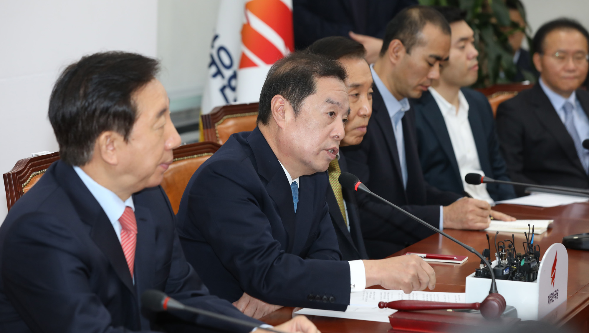 정치국회;자유한국당비상대책위원회의;김병준위원장