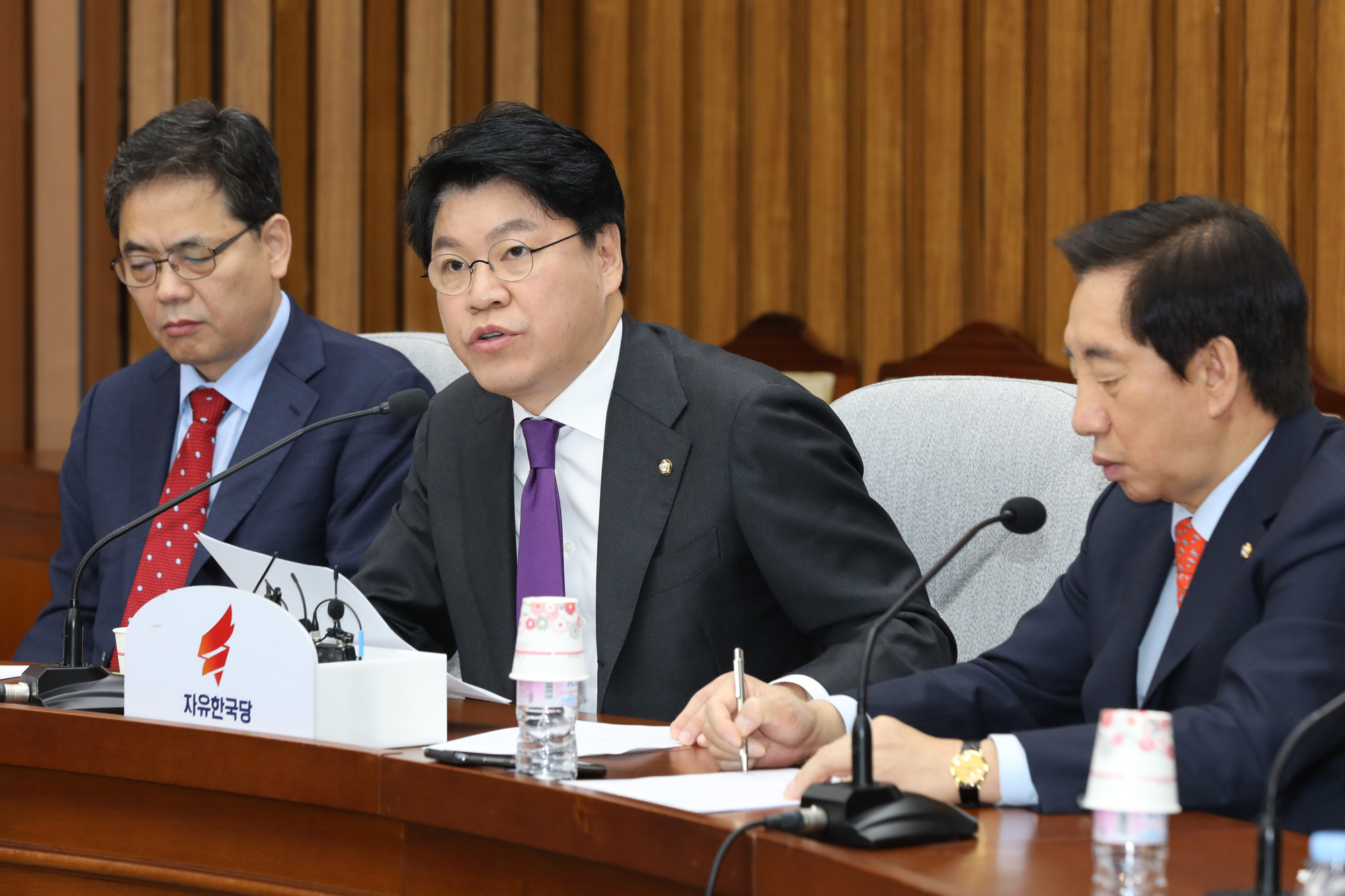 정치국회;자유한국당원내대책회의;장제원의원