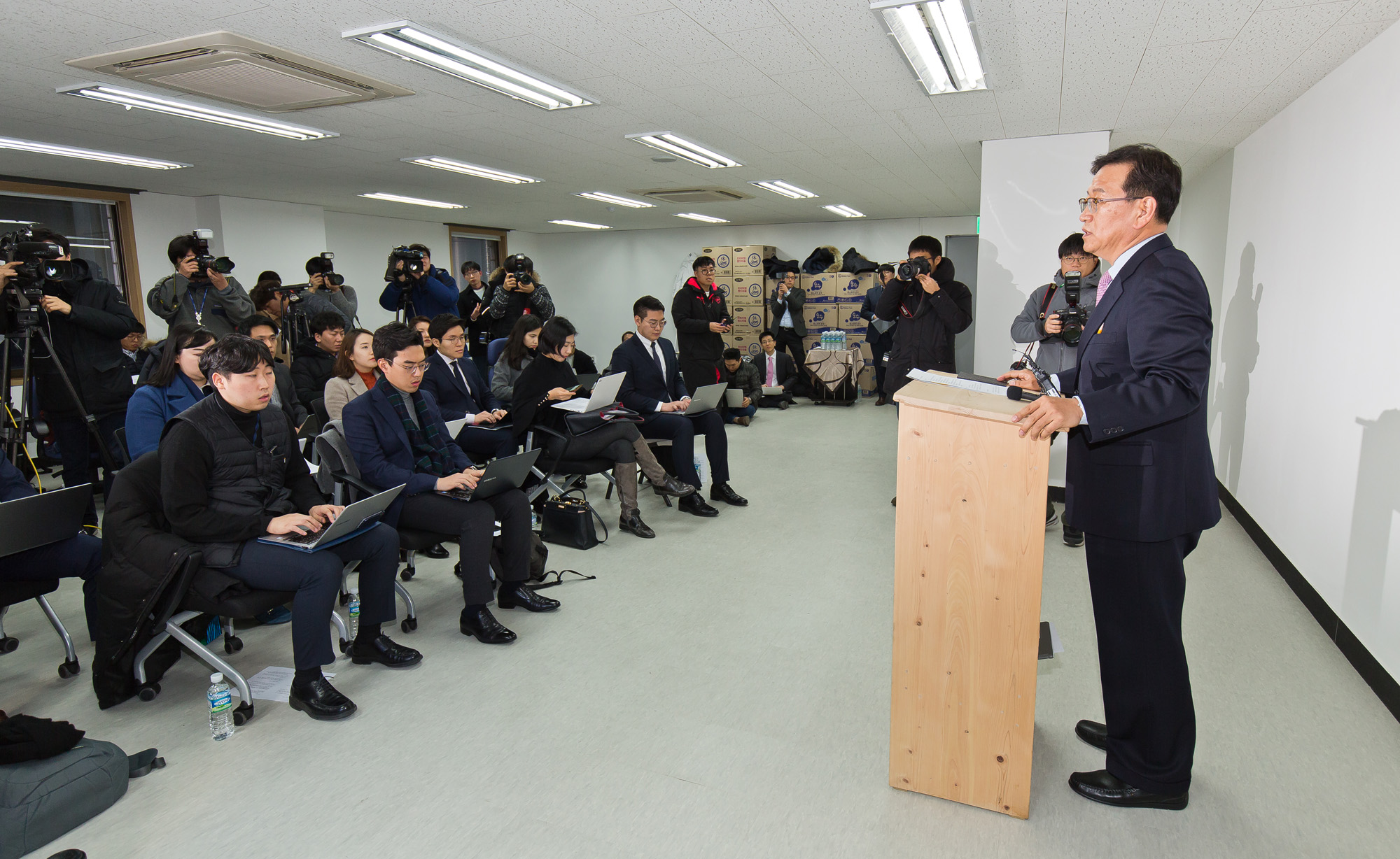 청와대특별감찰반원;김태우수사관;석동현변호사