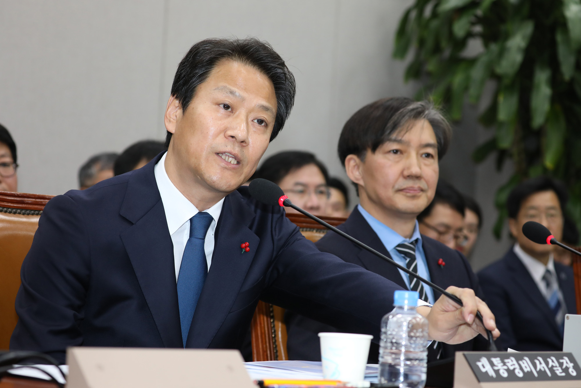 국회운영위원회;답변하는임종석비서실장