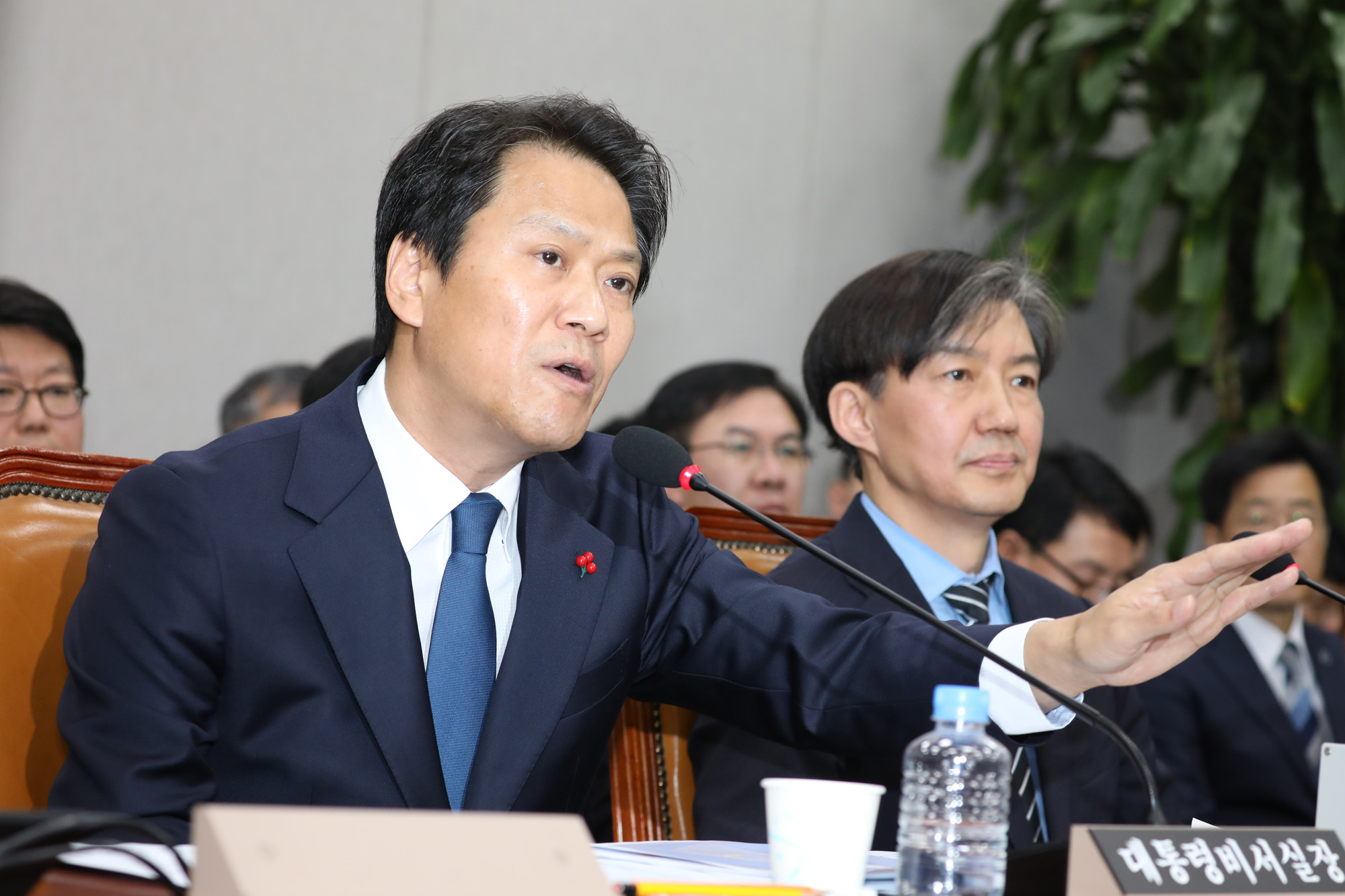 국회운영위원회;답변하는임종석비서실장