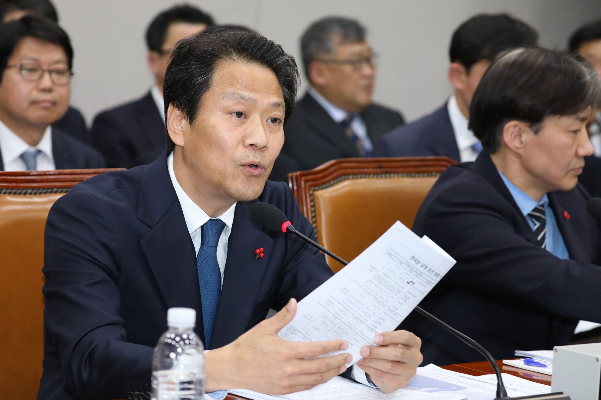 국회운영위원회;답변하는임종석비서실장