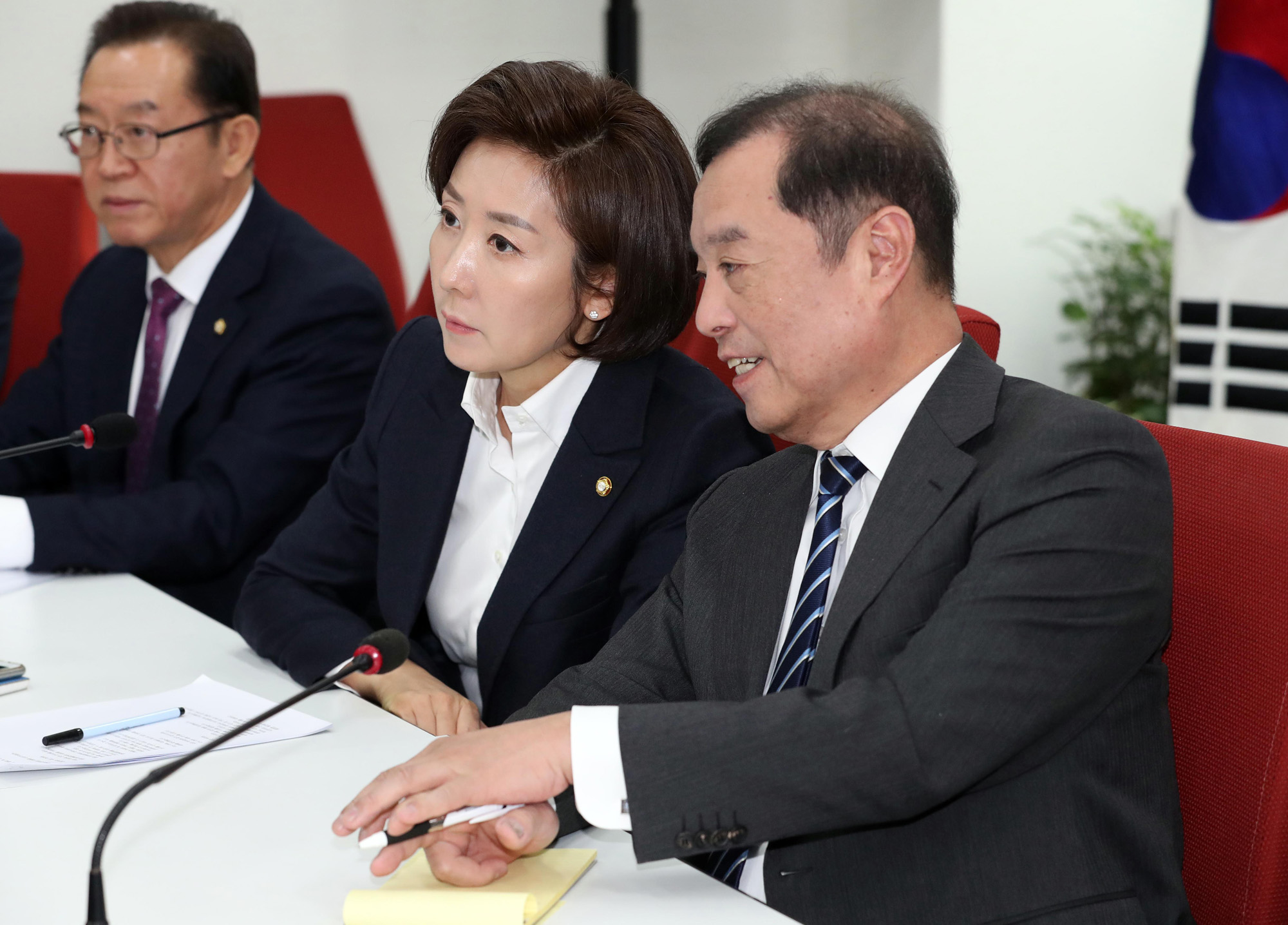 자유한국당대통령신년기자회견시청;문재인대통령신년기자회견;김병준위원장