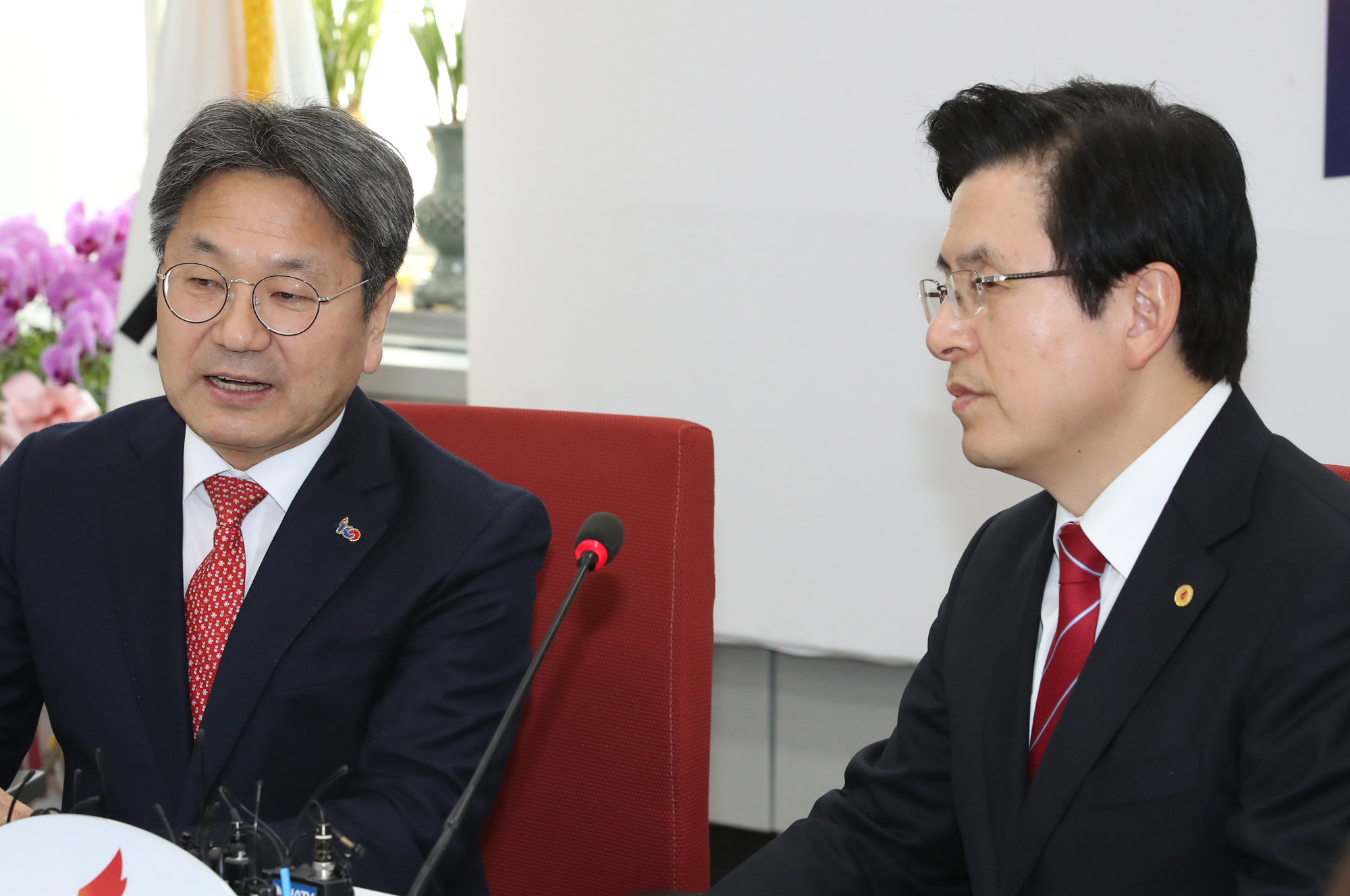 자유한국당신임당대표;황교안대표;문재인대통령화환;강기정정무수석