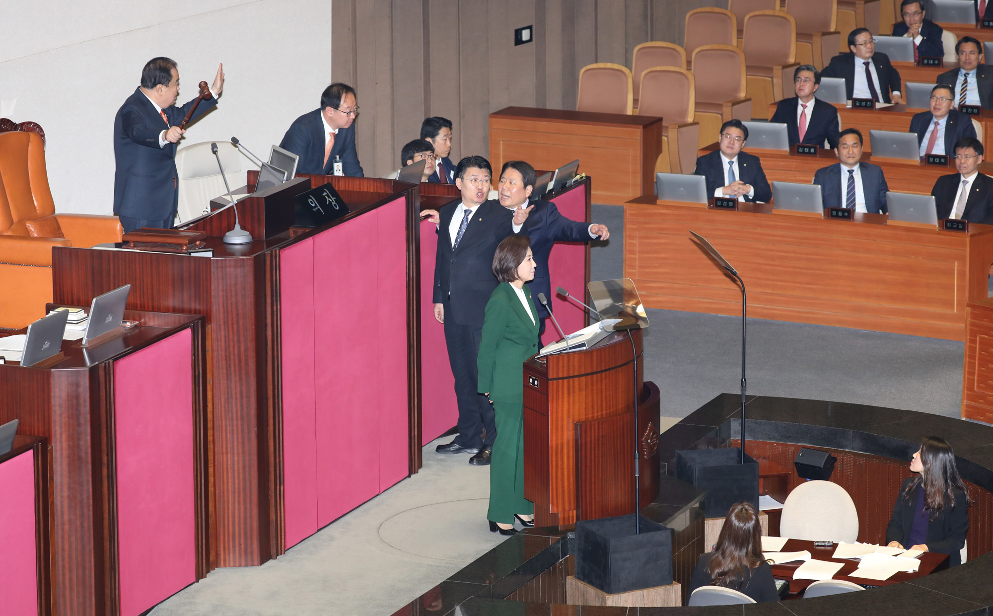 자유한국당나경원원내대표;교섭단체연설;국회본회의;홍영표원내대표항의