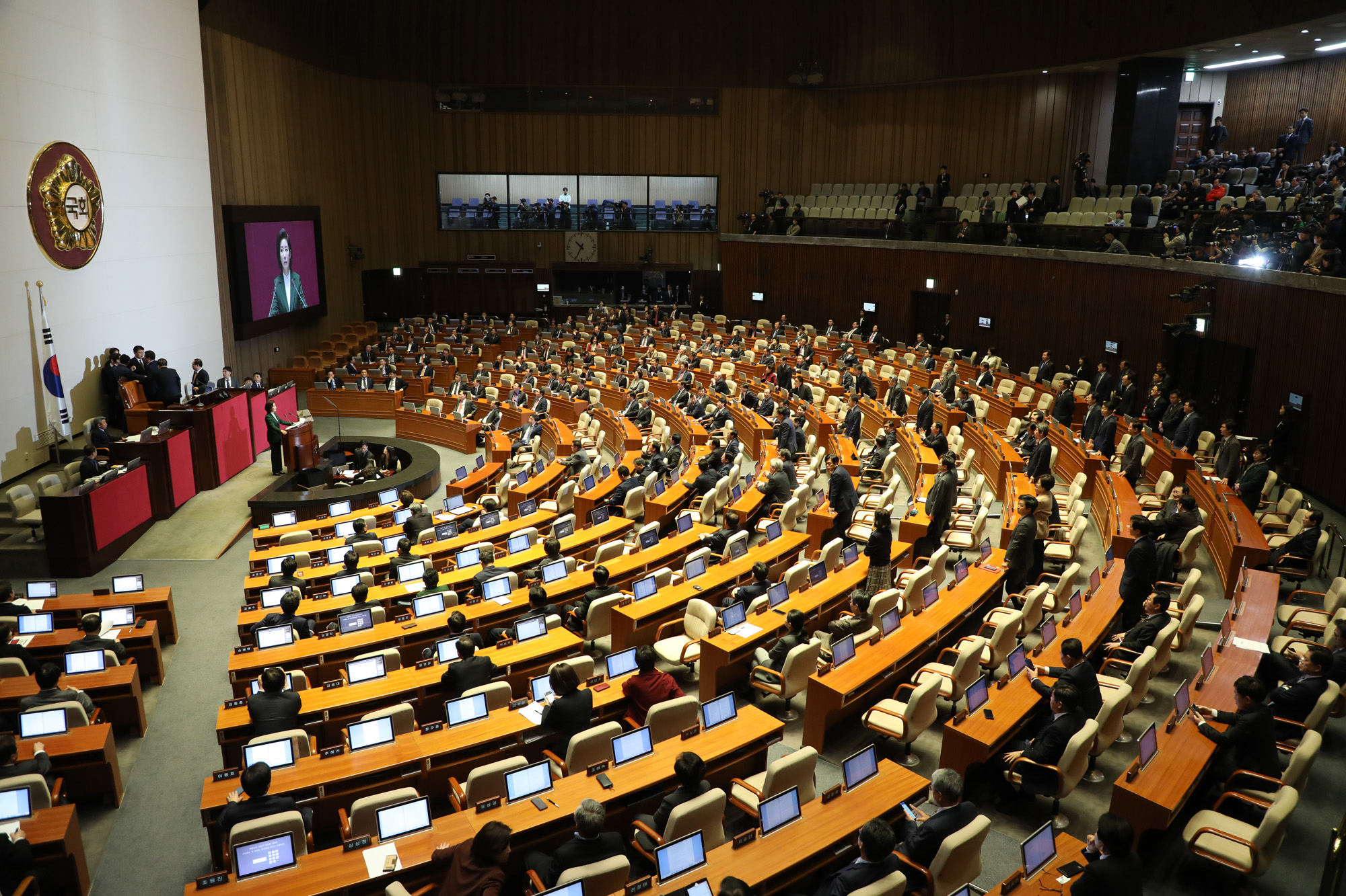 자유한국당나경원원내대표;교섭단체연설;국회본회의;홍영표원내대표항의