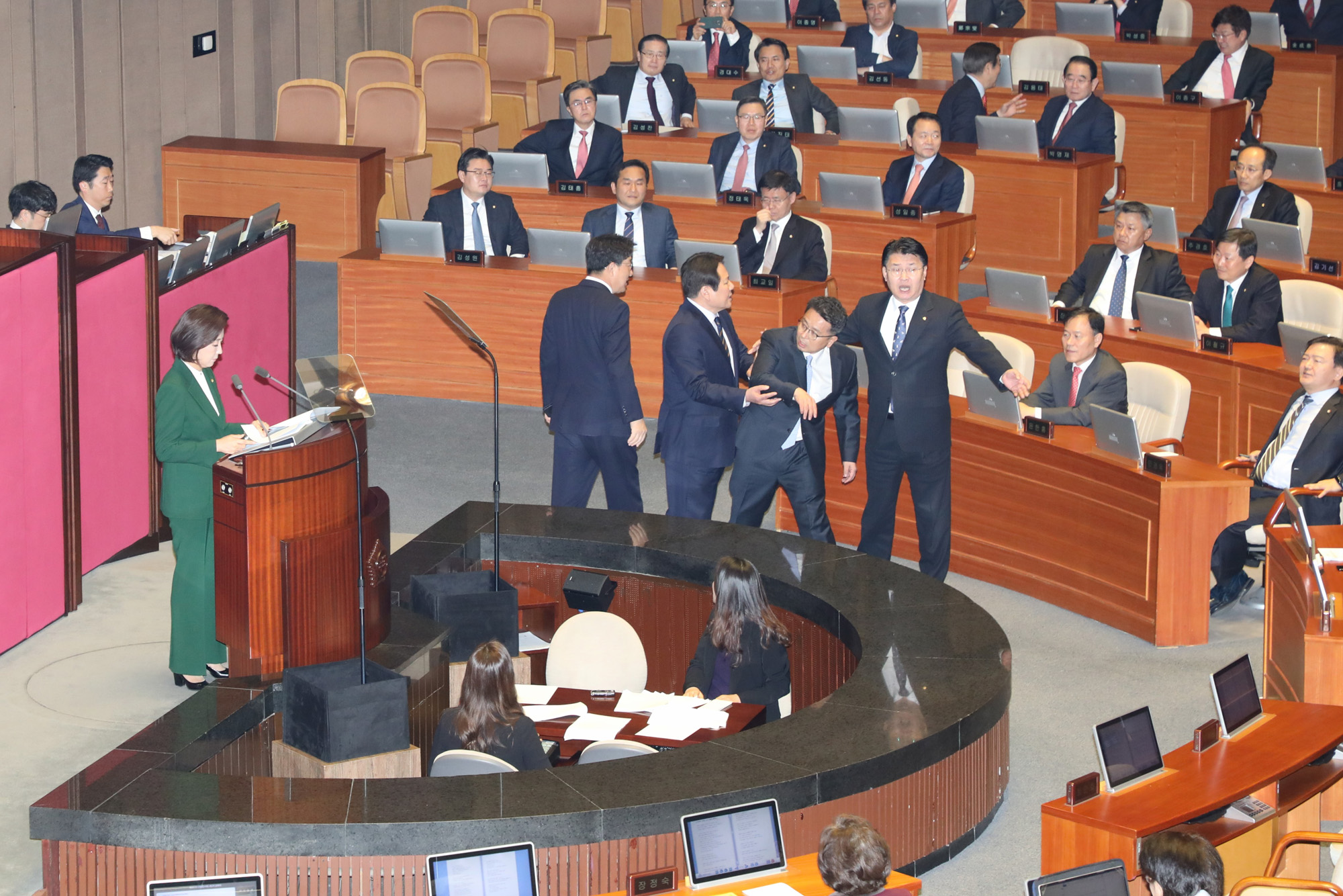 자유한국당나경원원내대표;교섭단체연설;국회본회의;홍영표원내대표항의