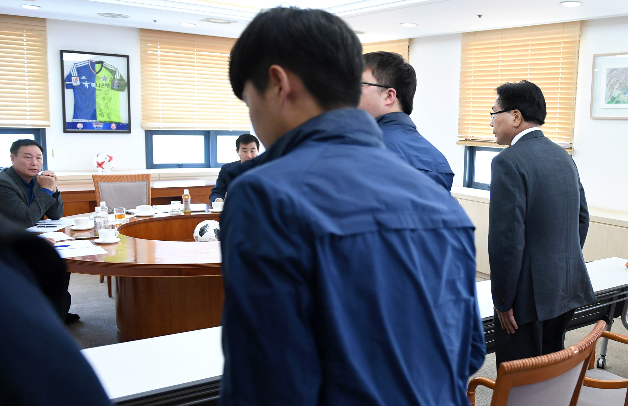 스포츠;정치;선거운동;자유한국당;황교안;강기윤;축구장유세;경남FC;상벌위원회