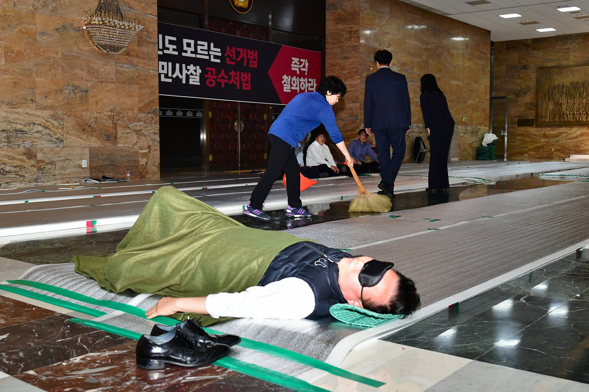 자유한국당비상의원총회;로텐더홀철야농성;한국당패스트트랙규탄
