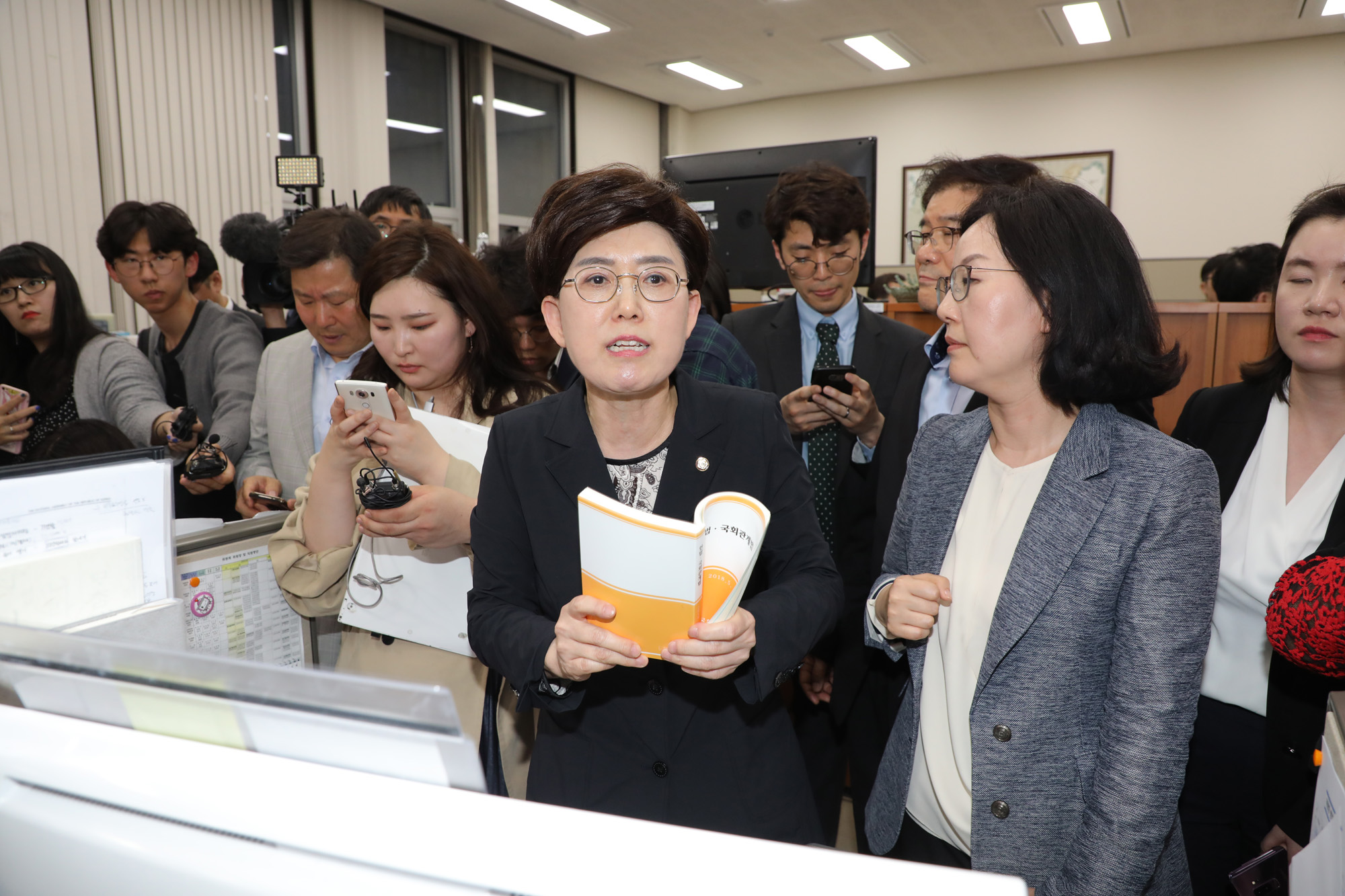 국회의안과;패스트트랙저지;한국당국회점거;민주당법안제출;의안과팩스제출