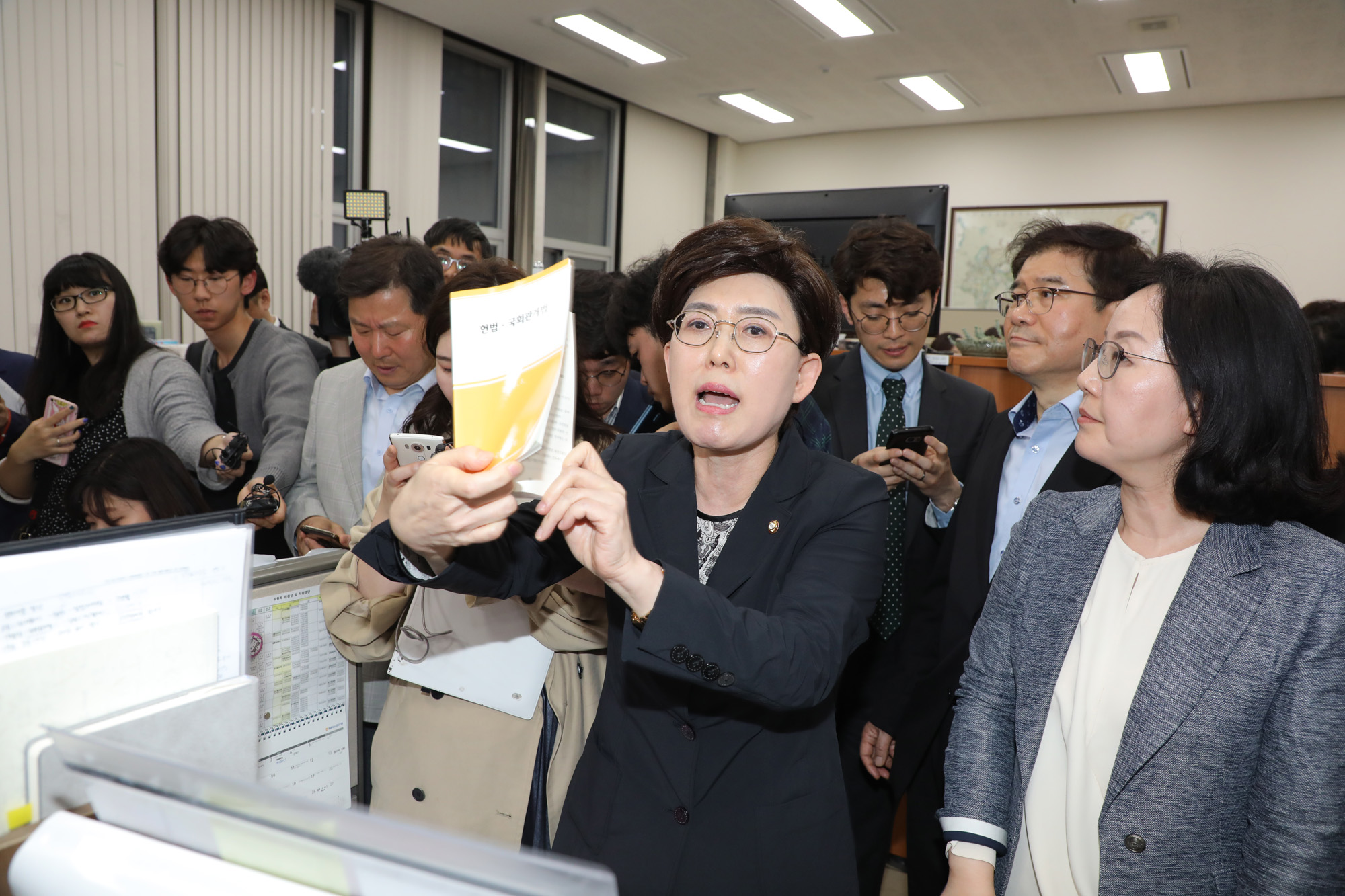 국회의안과;패스트트랙저지;한국당국회점거;민주당법안제출;의안과팩스제출