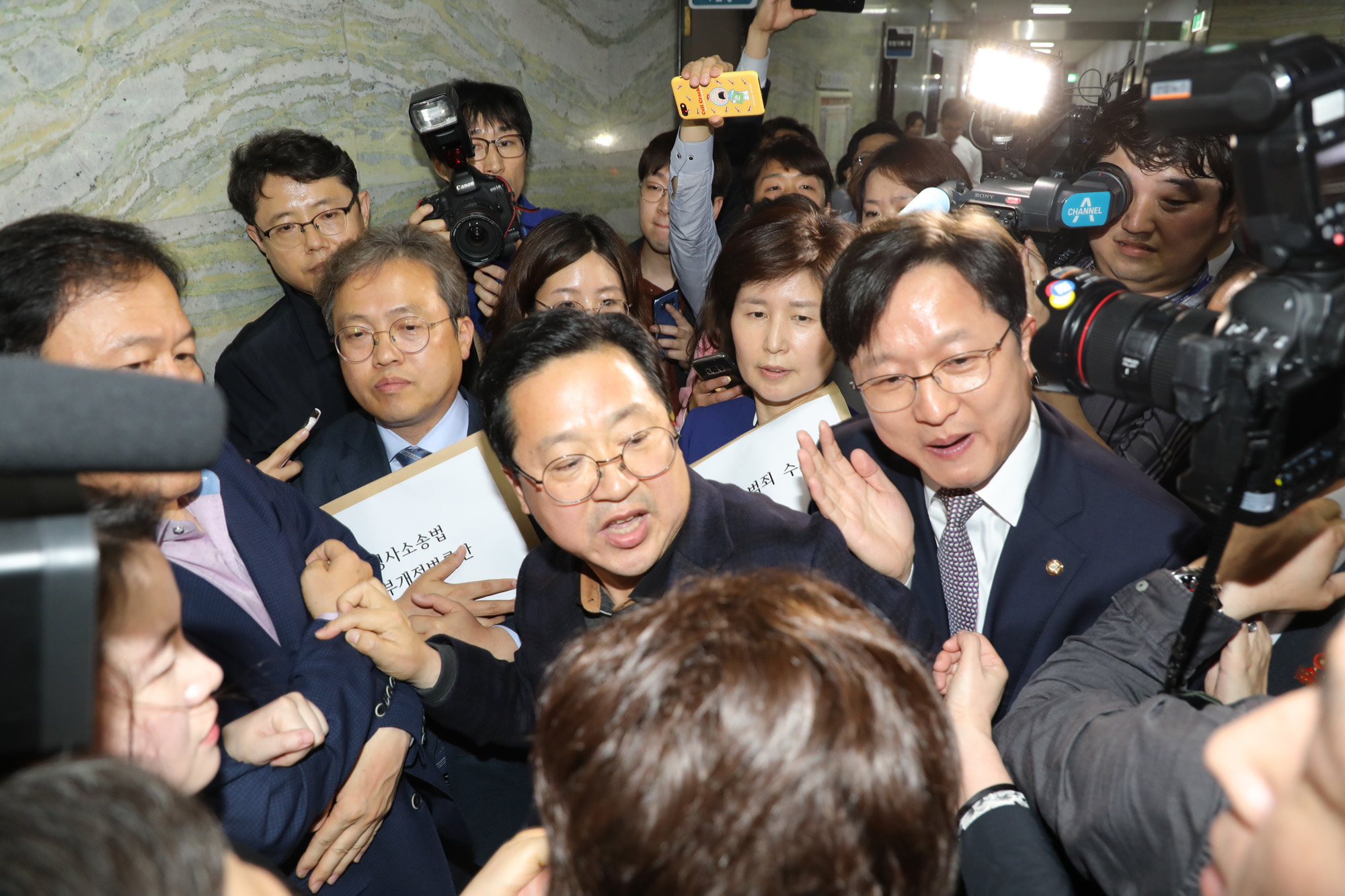 국회의안과;패스트트랙저지;한국당국회점거;민주당법안제출;의안과팩스제출