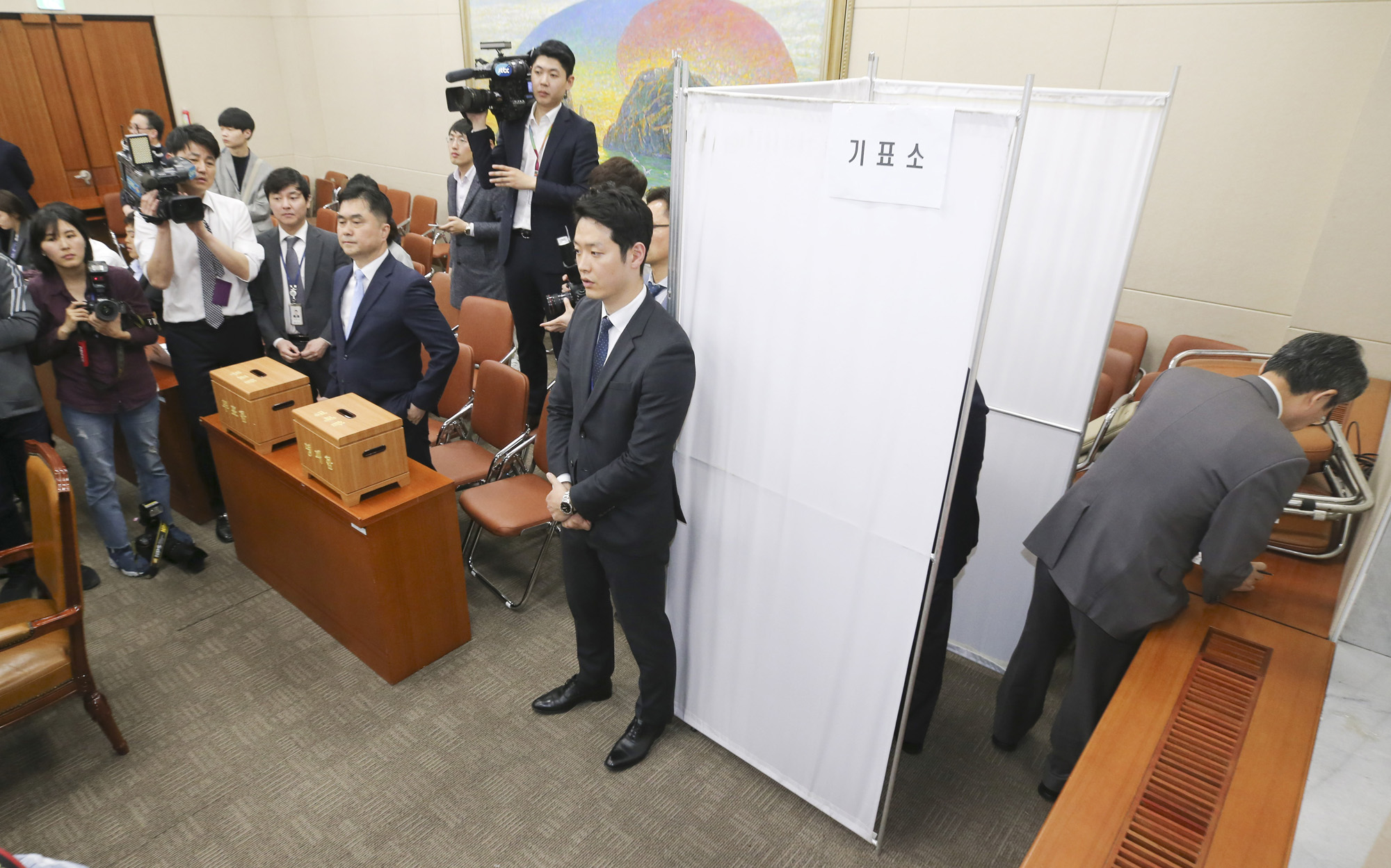 정치개혁특별위원회;심상정위원장;항의하는장제원의원;선거제개혁안;패스트트랙