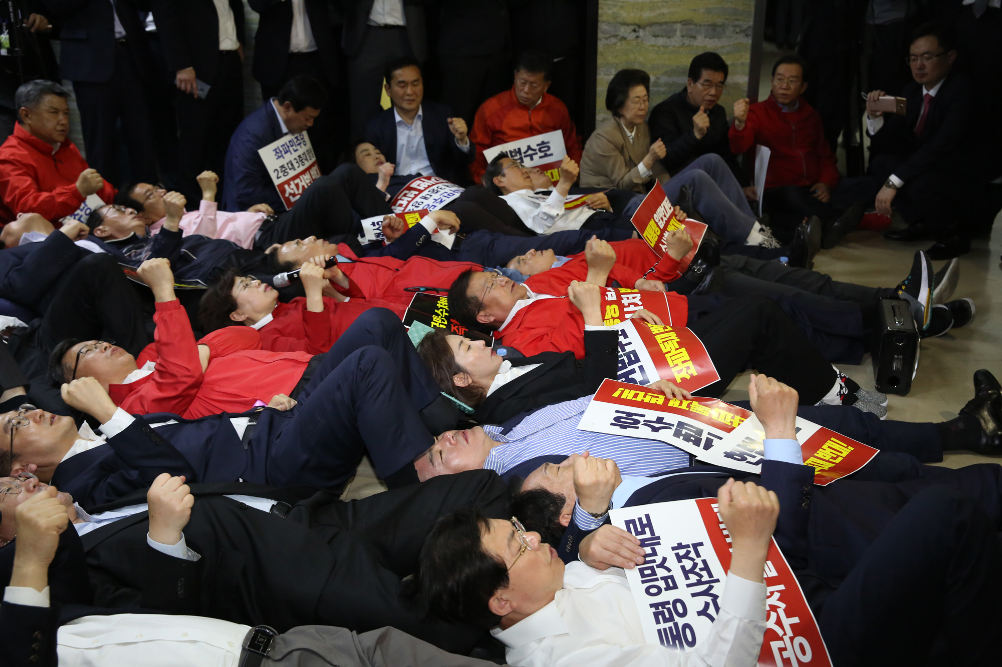 정치개혁특별위원회;선거제개혁안;패스트트랙지정;나경원원내대표;항의하는자유한국당