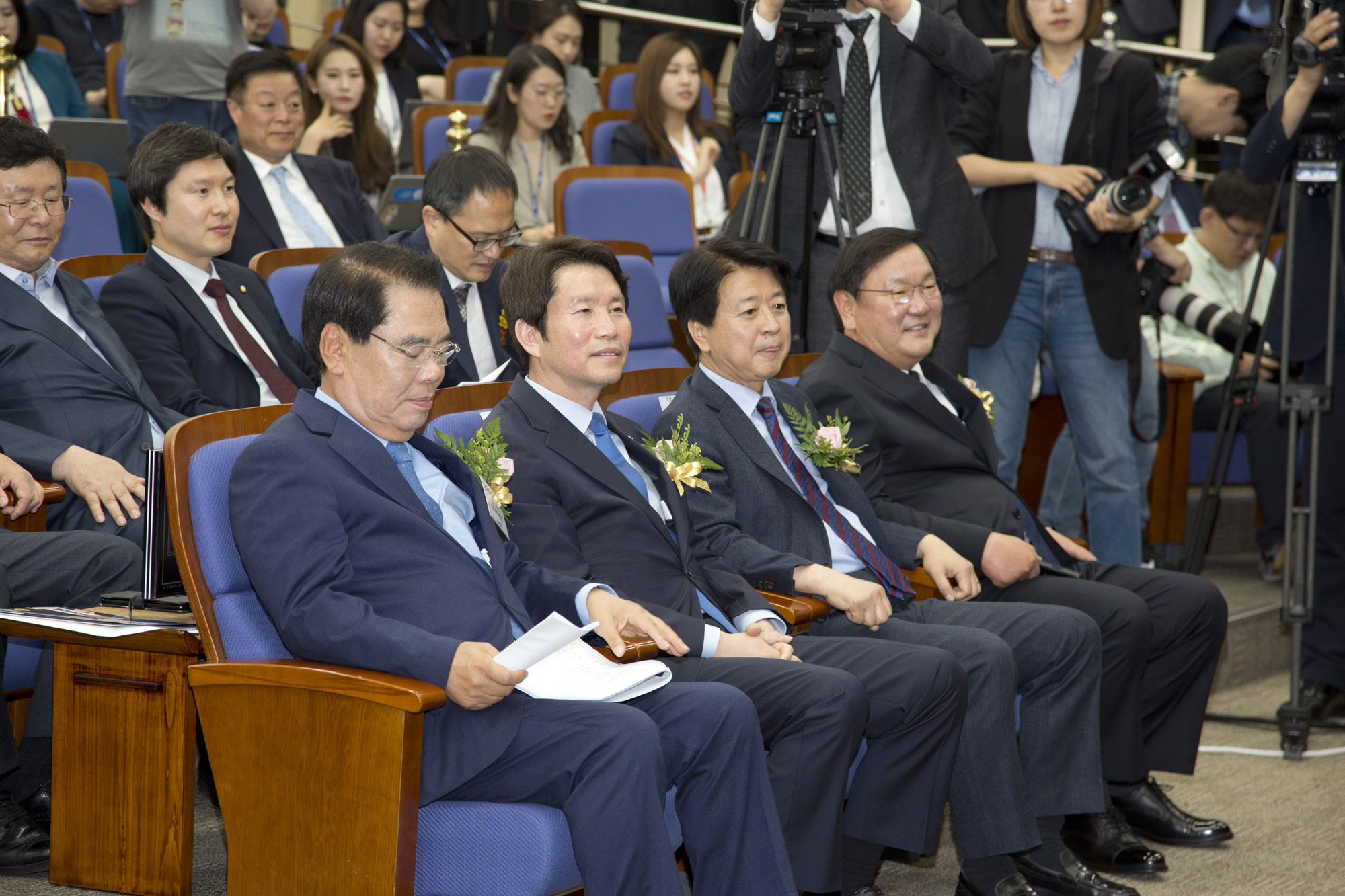 정치;정당;더불어민주당;의원총회;의총;원내대표;선출;투표;선거