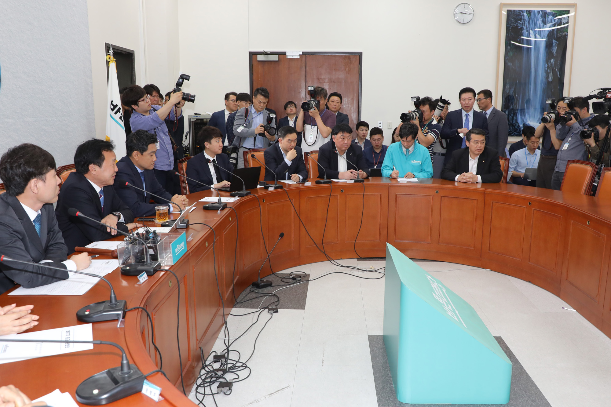 바른미래당최고위원회의;손학규대표;오신환원내대표;지도부퇴진요구;임재훈의원퇴장