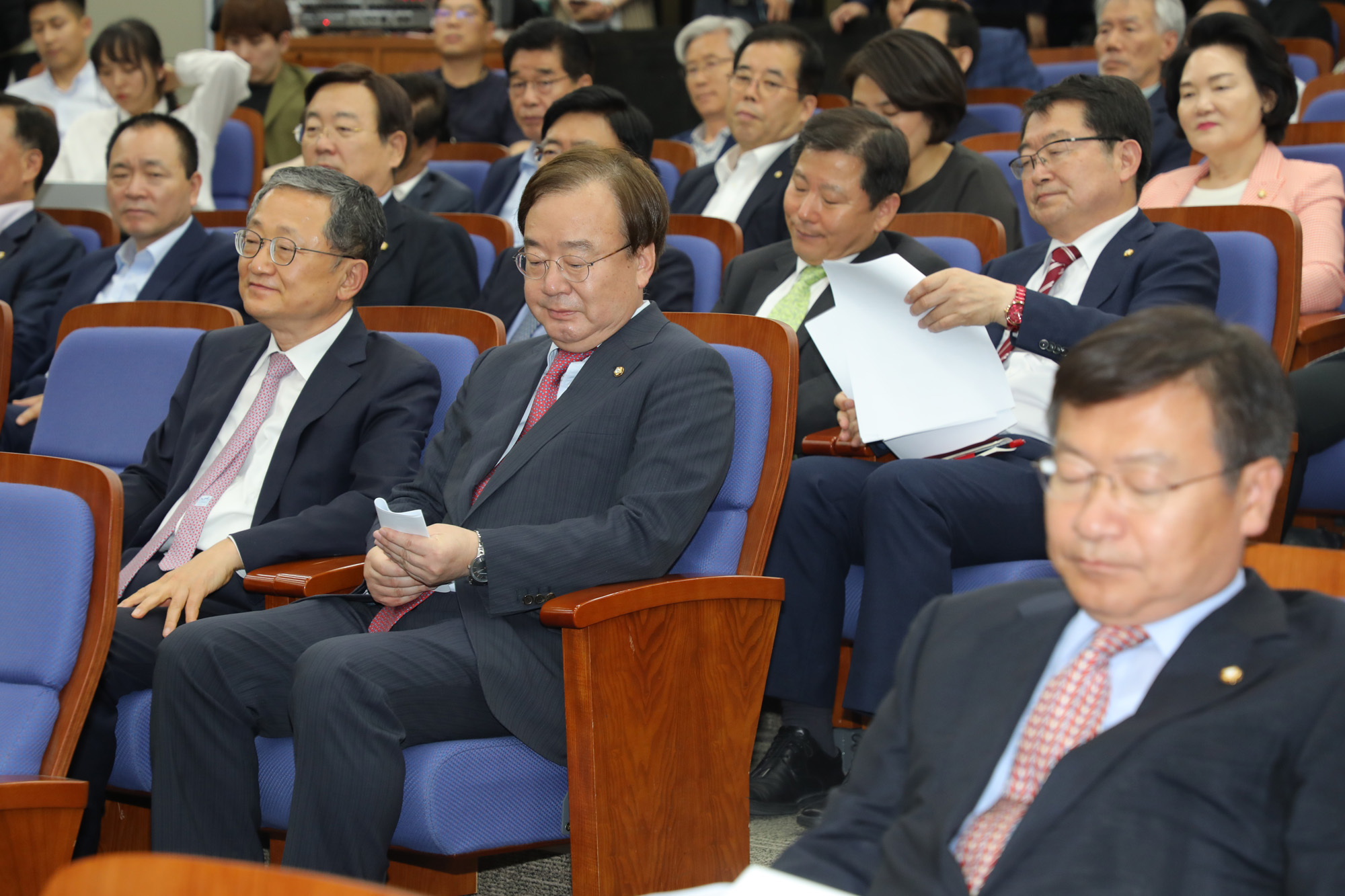 자유한국당의총;강효상의원