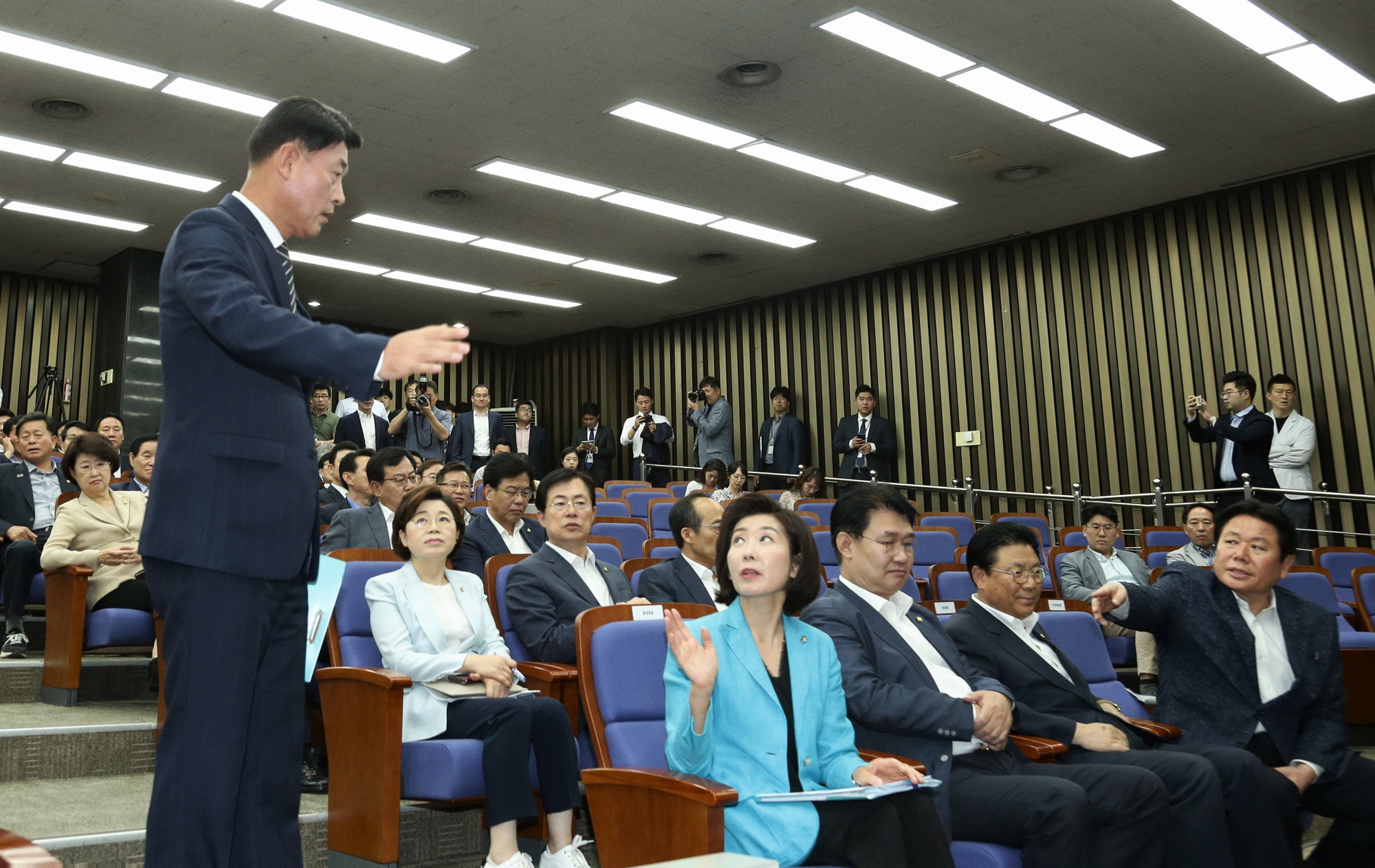 자유한국당;의원총회;예결위원장선출;황영철의원;김재원의원