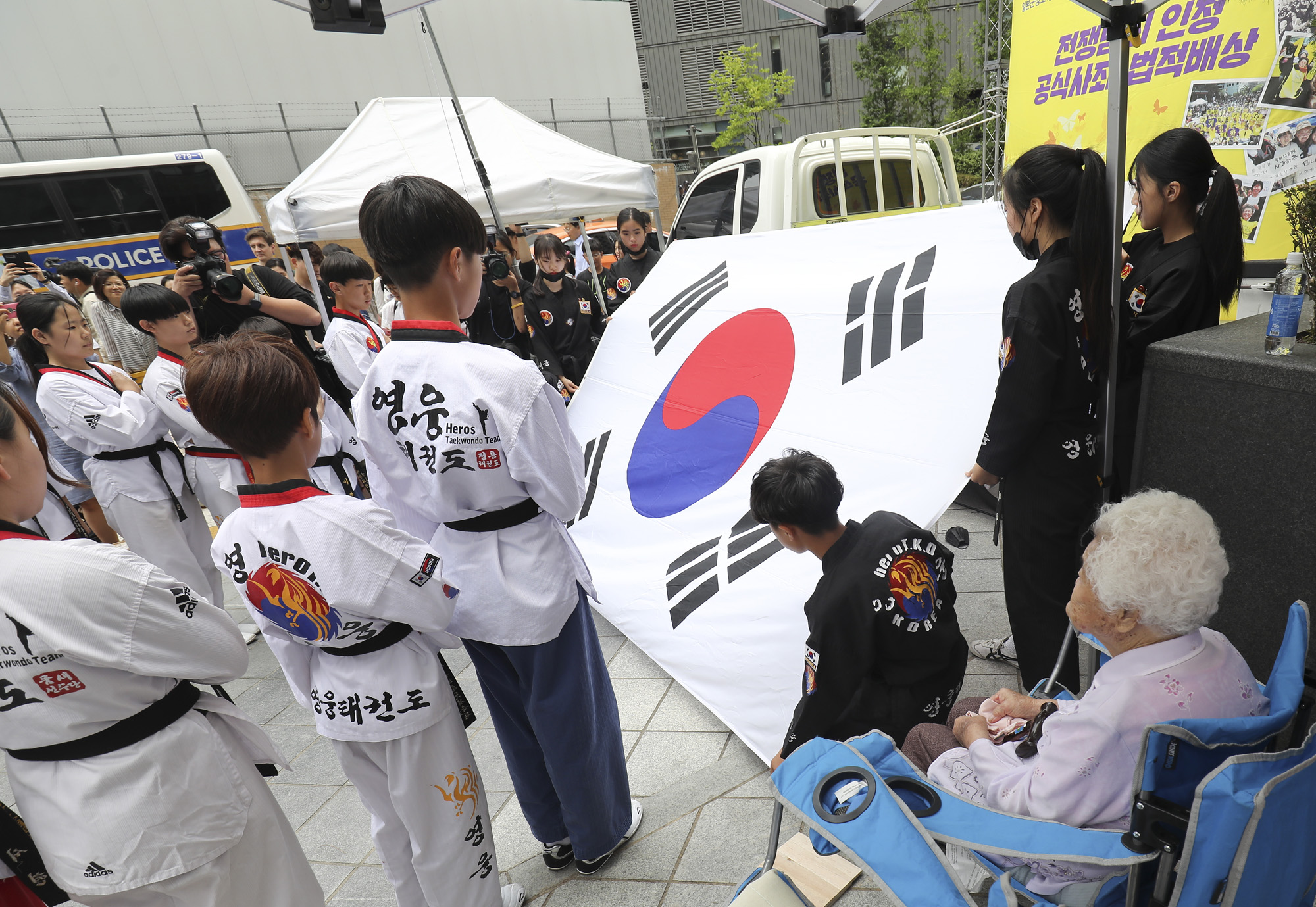 수요집회;위안부;소녀상;종군위안부;일본대사관;평화나비