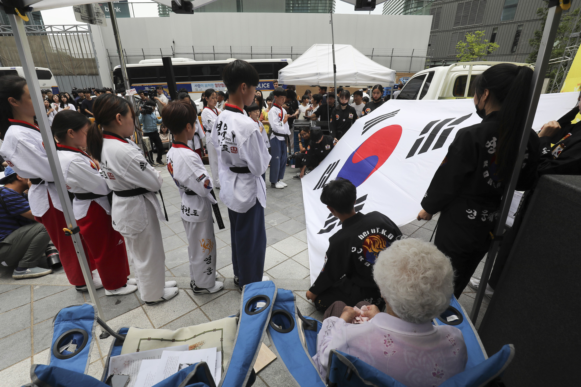 수요집회;위안부;소녀상;종군위안부;일본대사관;평화나비