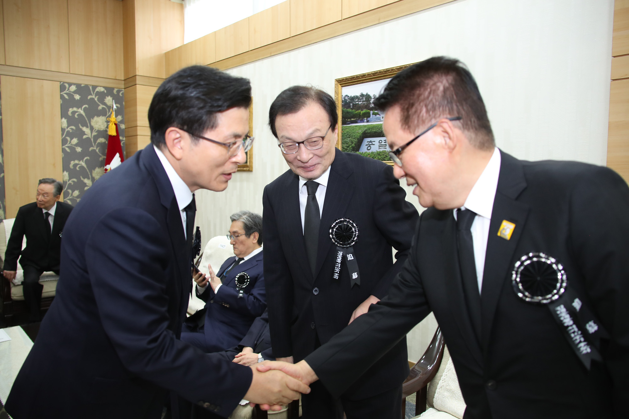 황교한 자유한국당 대표가가 18일 오전 국립서울