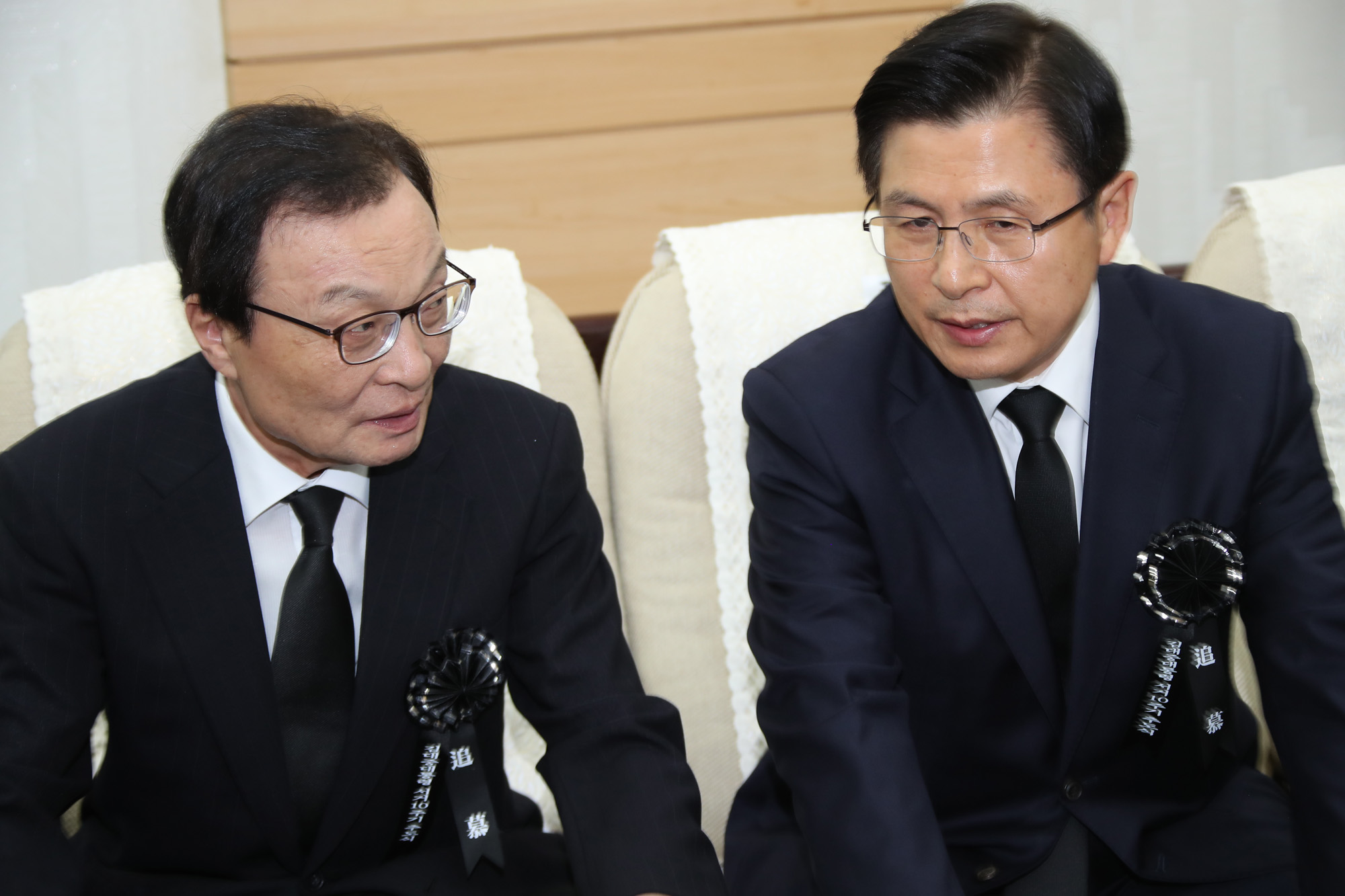 황교한 자유한국당 대표와 이해찬 대표가 18일 ;국립서울현충원 현충관에서 열린 고(故) 김대중(