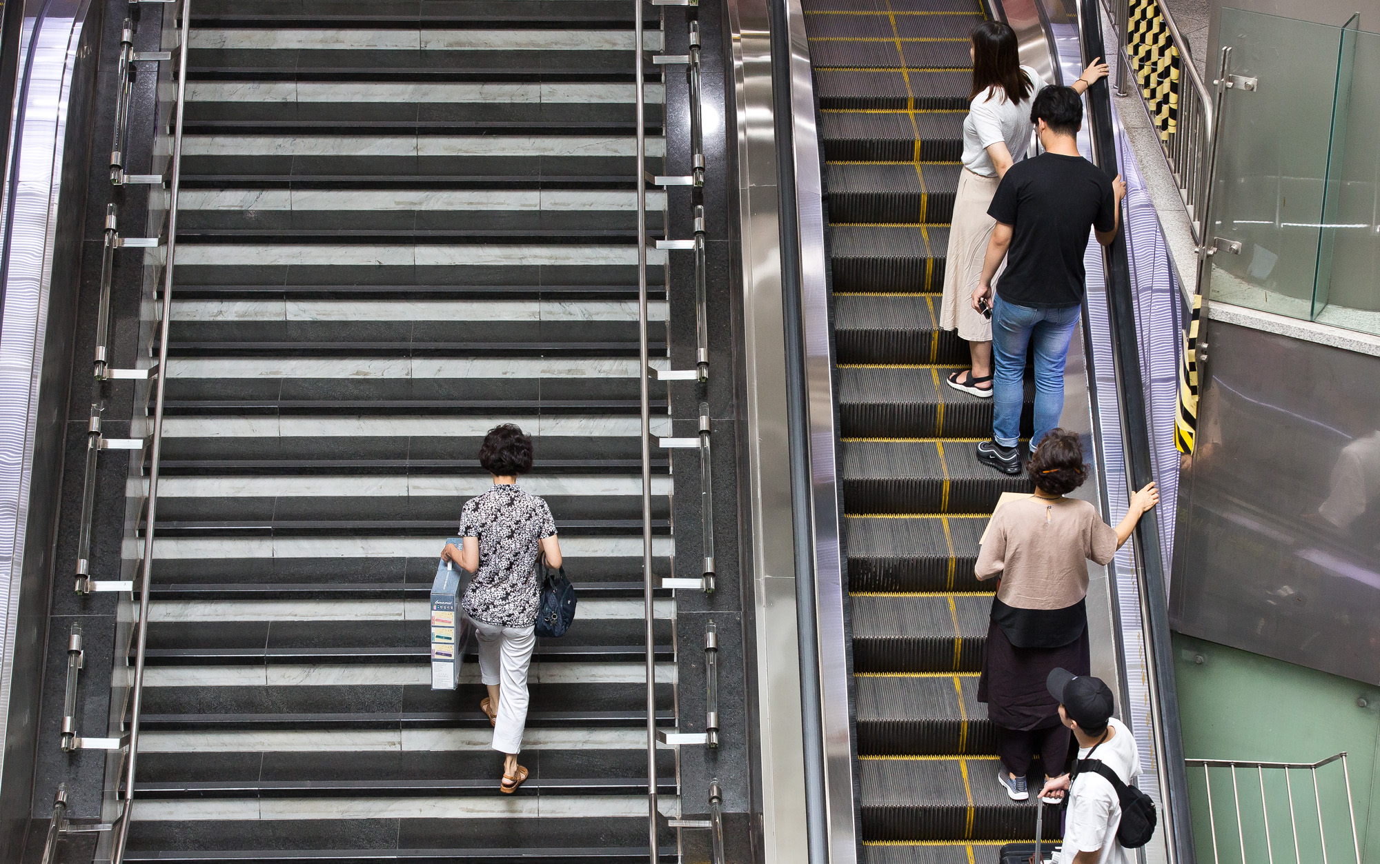 의학;건강;의자병;현대인질병;운동;걷기;계단오르기;에스컬레이터