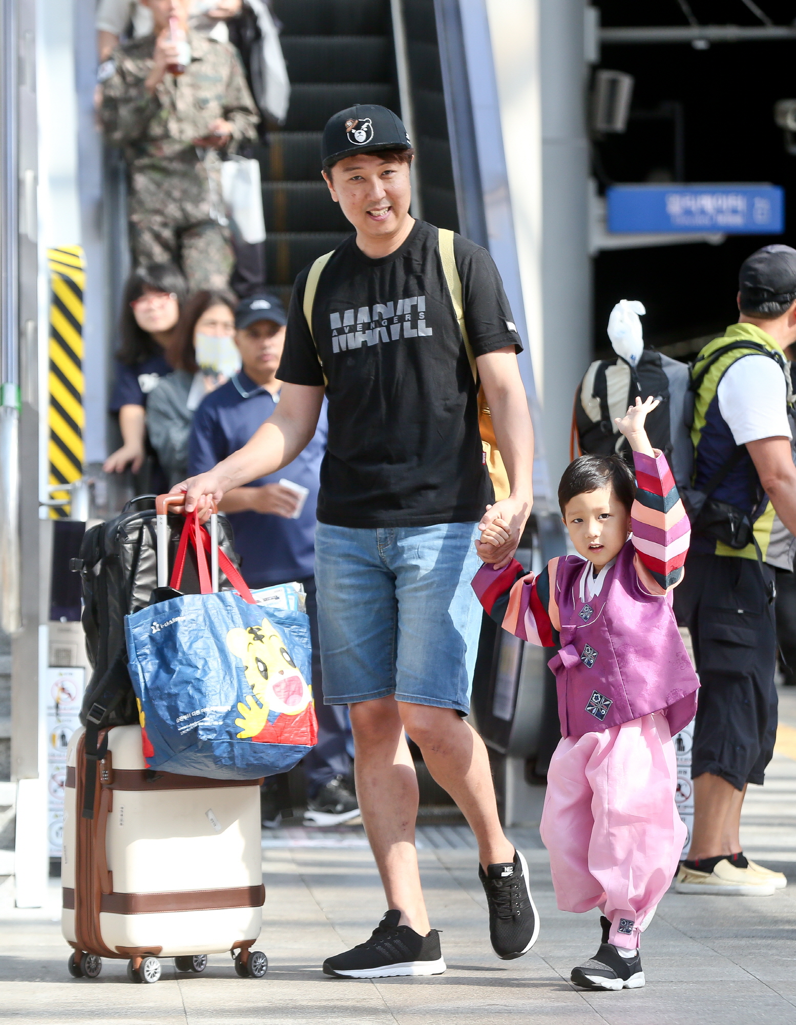 한복;귀성객;서울역;명절