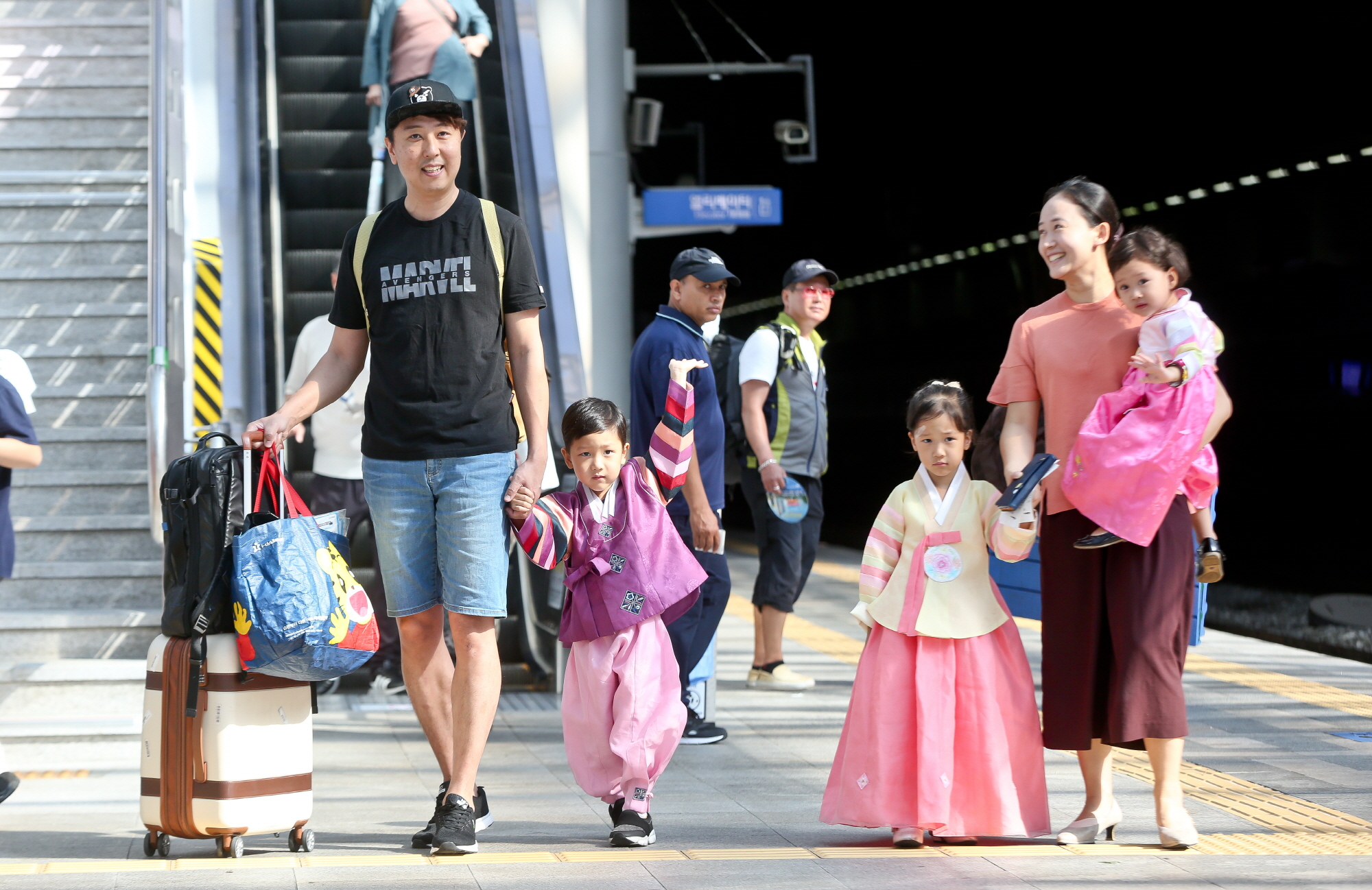 한복;귀성객;서울역;명절