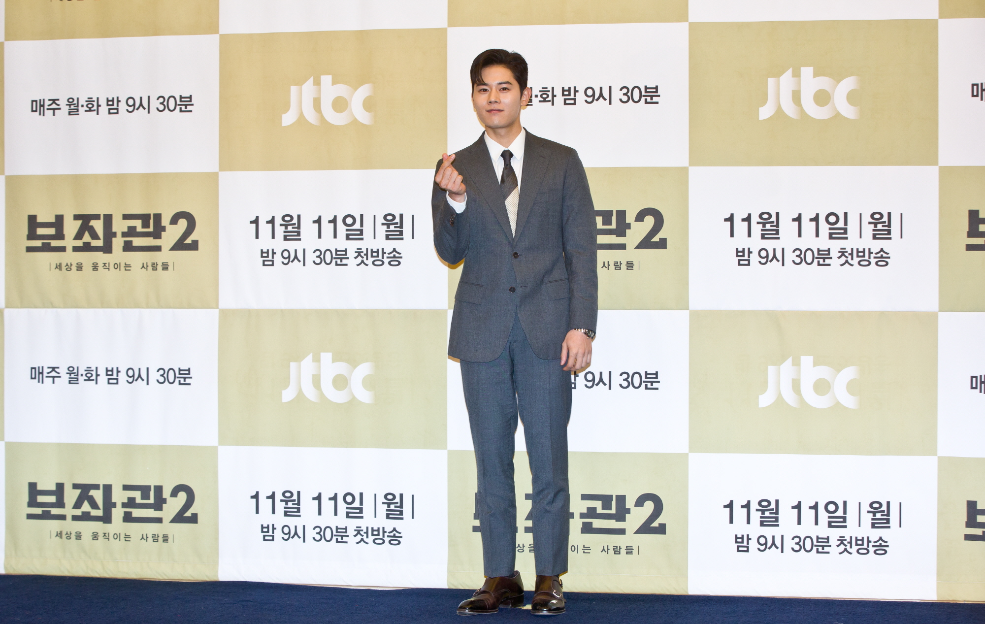 이정재;신민아;김갑수;이엘리야;김동준;곽정환