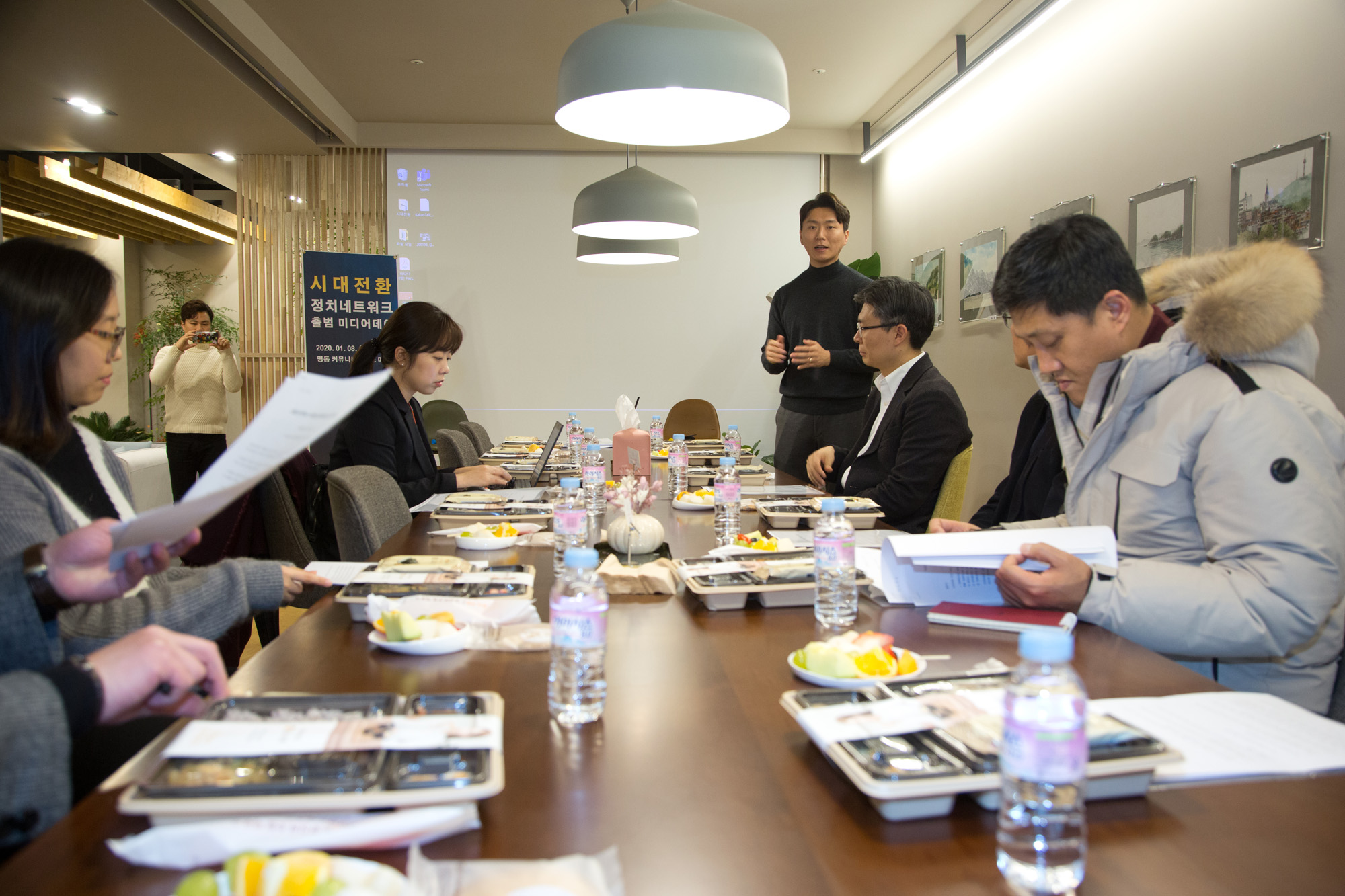 정치;시대전환;정책네트워크;30 40;직업인;솔루션