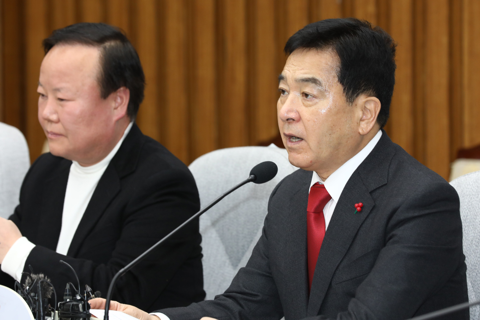 자유한국당원내대책회의;심재철원내대표