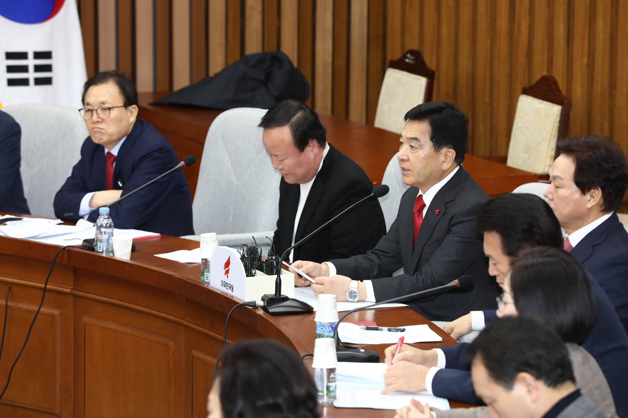 자유한국당원내대책회의;심재철원내대표