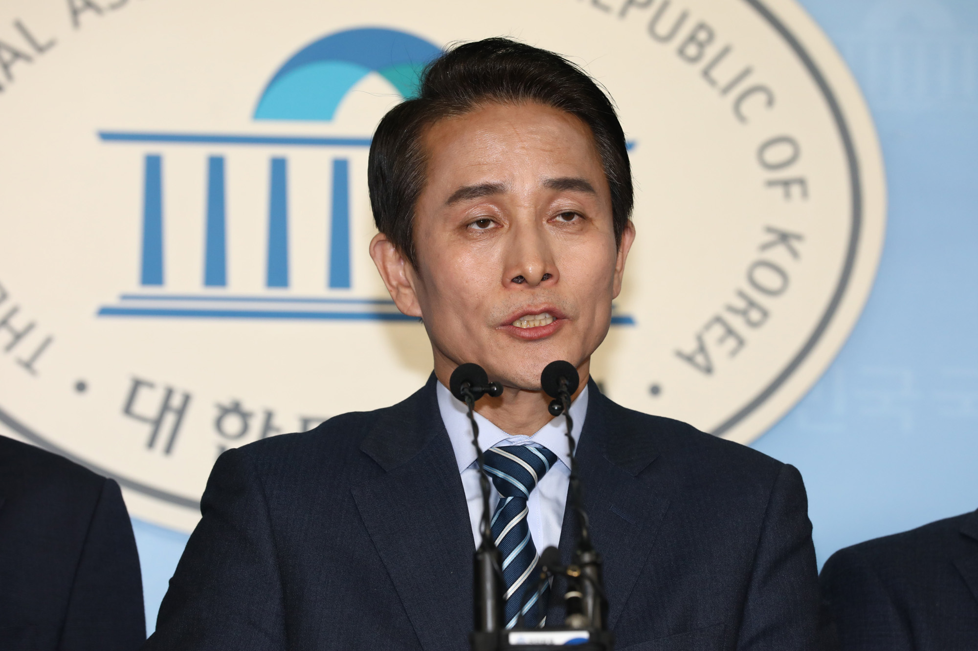 더불어민주당입당;육동한전국무총리실국무차장;한경호전경상남도행정부지사;한명진 방위사업청차장