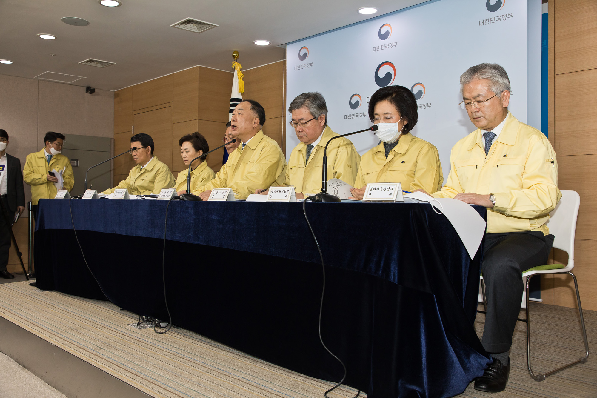 경제;정부;문재인정부;홍남기;부총리;기획재정부장관;코로나19;신종코로나바이러스감염증;민생경제종합대책;정부서울청사