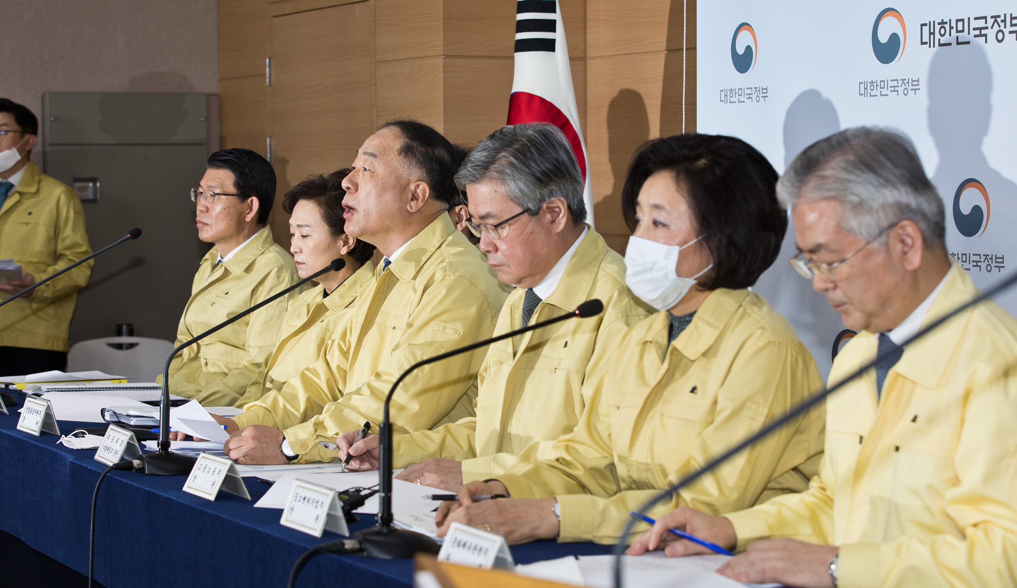 경제;정부;문재인정부;홍남기;부총리;기획재정부장관;코로나19;신종코로나바이러스감염증;민생경제종합대책;정부서울청사