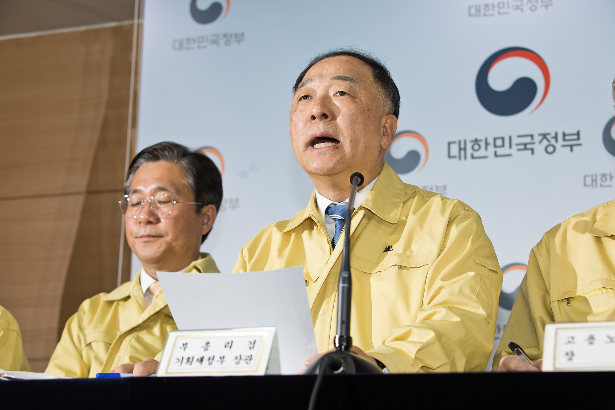 경제;정부;문재인정부;홍남기;부총리;기획재정부장관;코로나19;신종코로나바이러스감염증;민생경제종합대책;정부서울청사